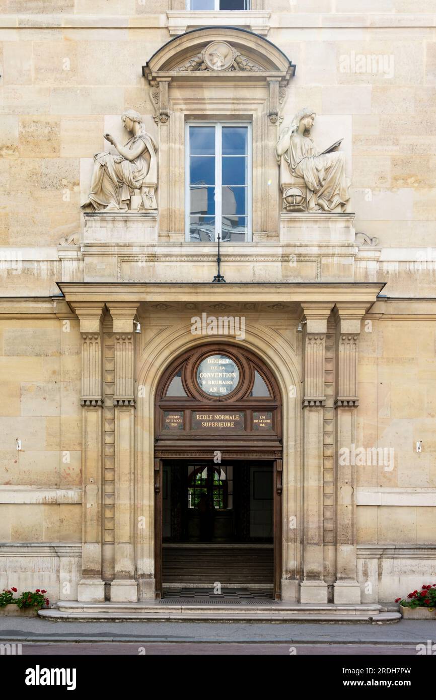 Porta d'ingresso monumentale all'edificio storico della prestigiosa Ecole normale Supérieure (ENS) francese, conosciuta anche come normale SUP' o Ulm Foto Stock
