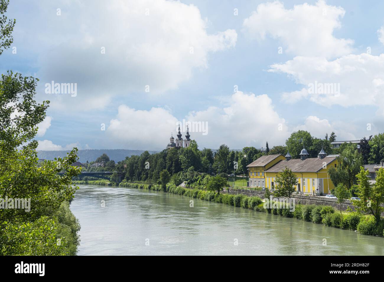Villach, Austria. 18 luglio 2023. Vista panoramica del fiume Drava nel centro della città Foto Stock