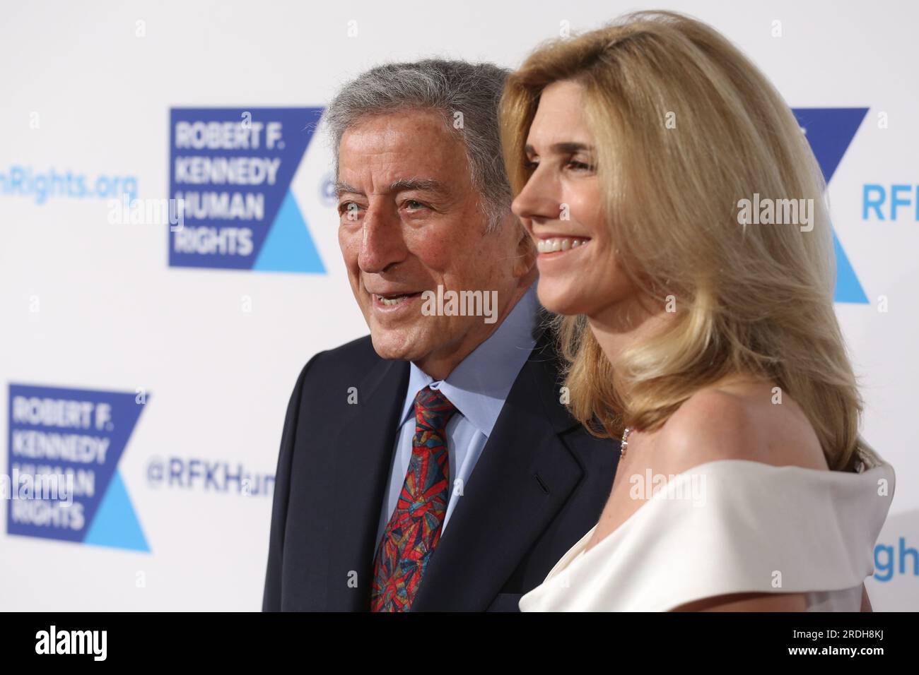 Tony Bennett (L) e Susan Crow partecipano al RFK Ripple of Hope Gala all'Hilton Hotel Midtown il 16 dicembre 2014 a New York City. Foto Stock