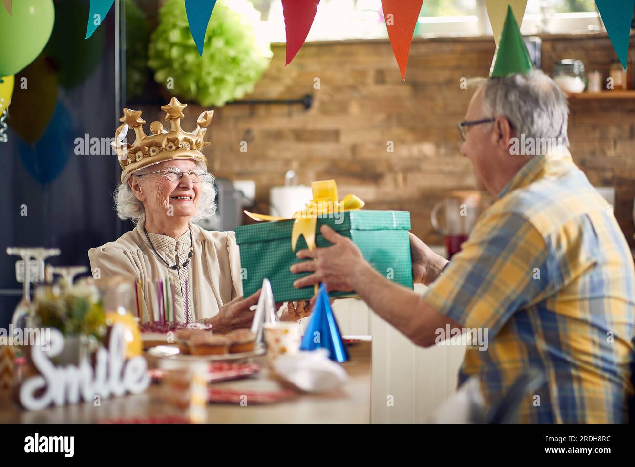 L'essenza dei legami familiari e la gioia di celebrare insieme le pietre miliari della vita. L'atmosfera è piena di calore, risate ed emozioni sentite. Foto Stock