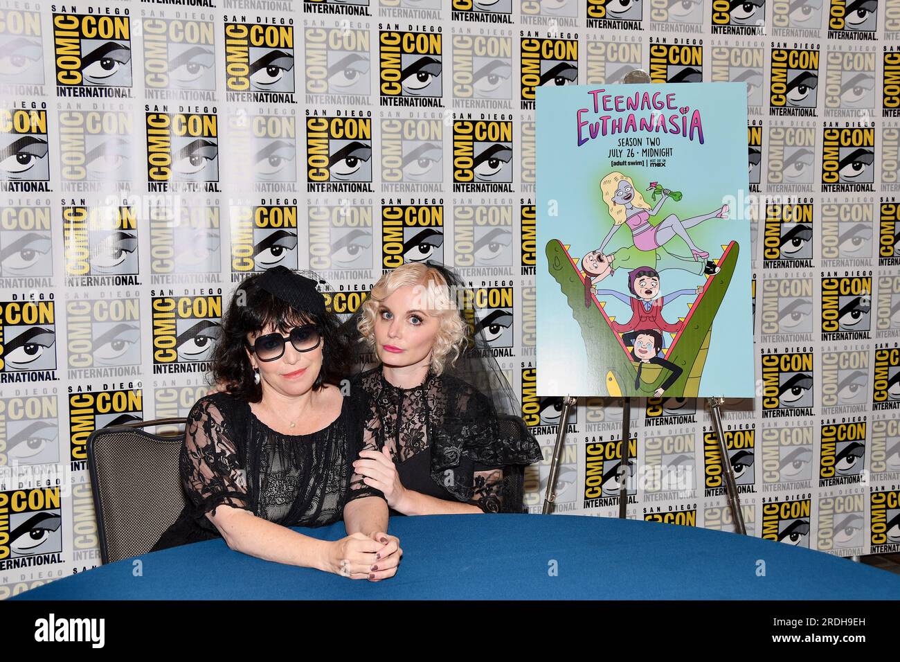 Alyson Levy e Alissa Nutting arrivano al photocall di Adult Swim per l'eutanasia adolescenziale al San Diego Comic-con International Day 2 che si tiene il 21 luglio 2023. Foto Stock