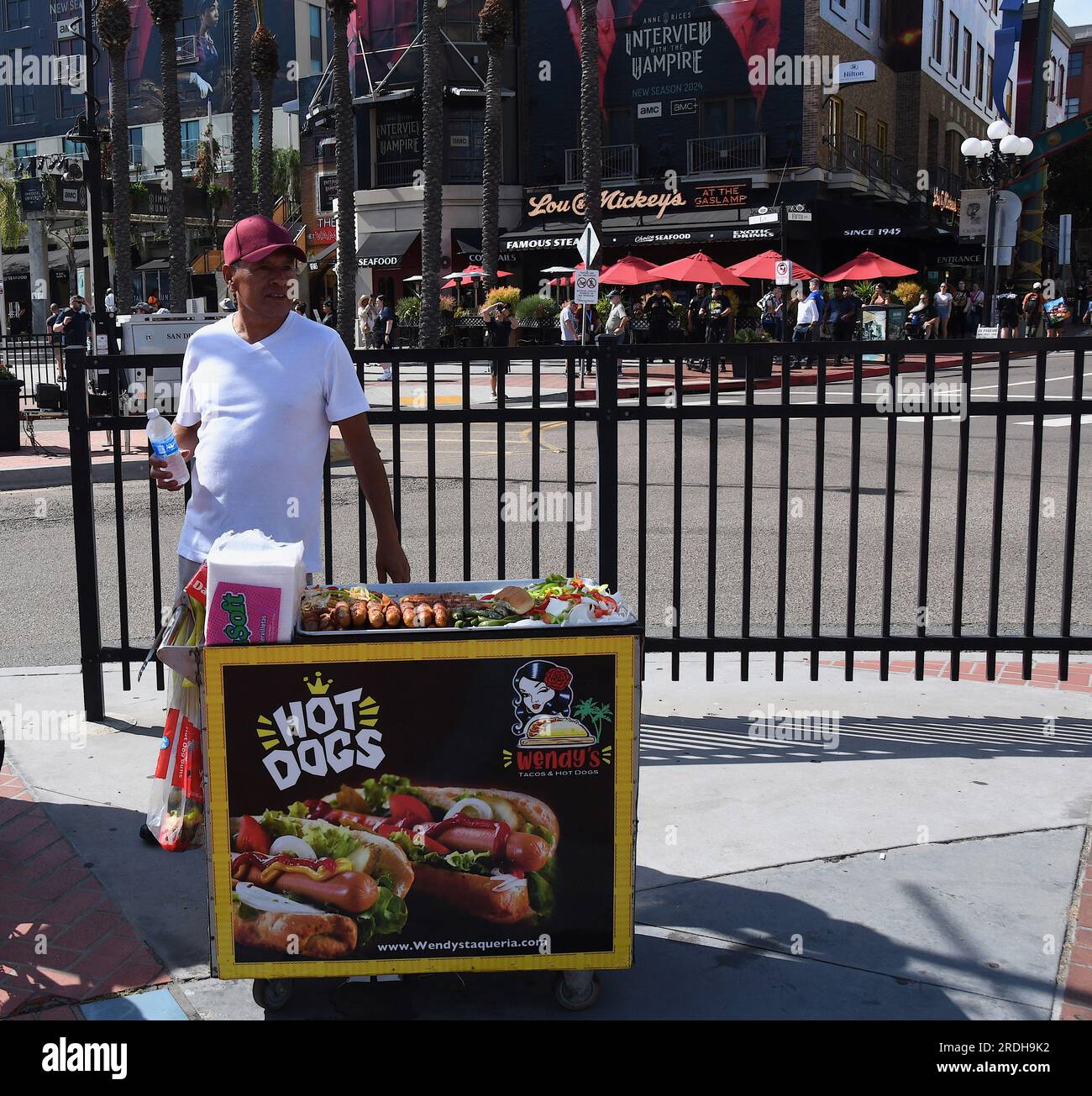 Venditore di cibo in strada nel quartiere gaslamp di San Diego durante la serata di anteprima del Comic con 2023 tenutosi il 19 luglio 2023 Foto Stock