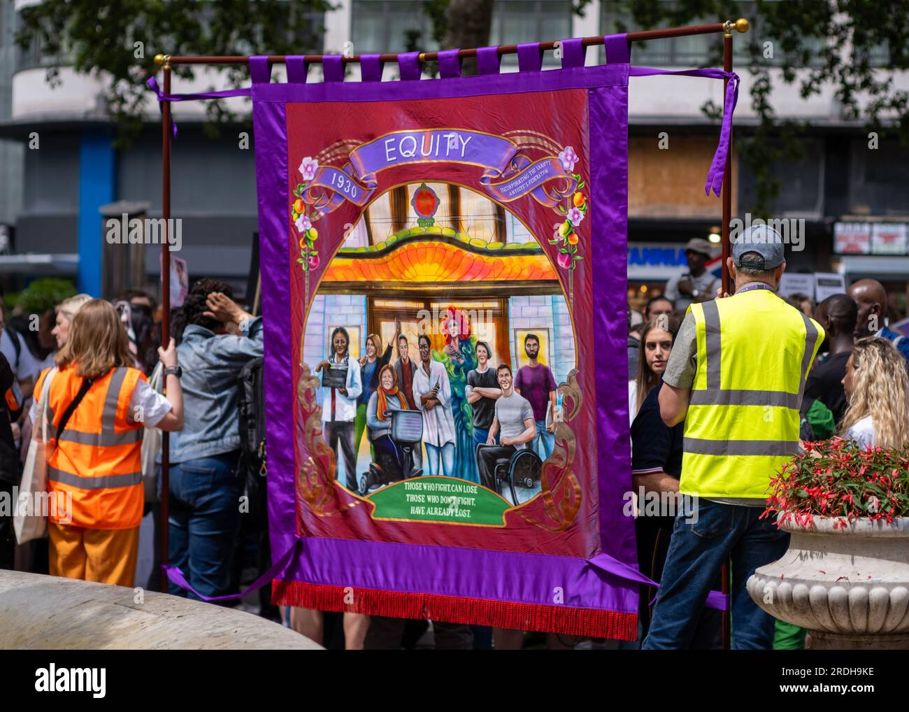 Banner viola del sindacato azionario drappeggiato a Leicester Square durante la protesta degli attori SAG-AFTRA a Londra Leicester Square. Inghilterra, Regno Unito, luglio 2023 Foto Stock