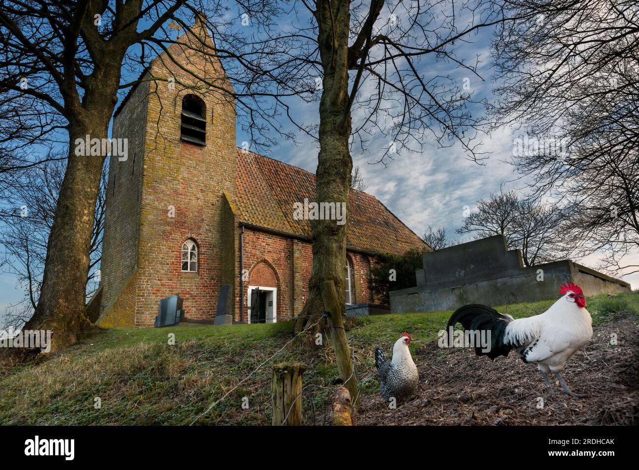 Bellissima chiesa del XIII secolo sul tumulo di Oostum. Foto Stock
