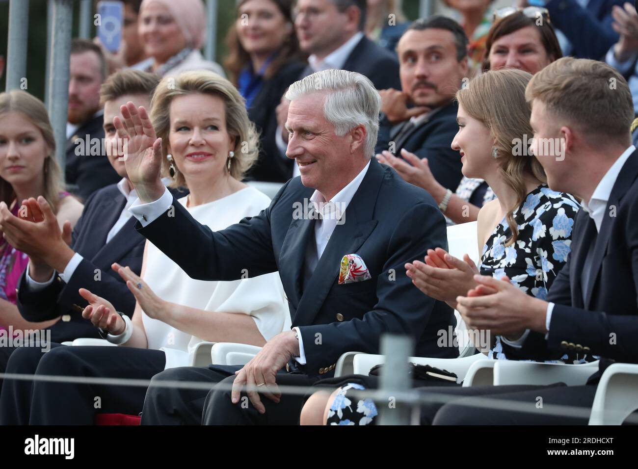 Bruxelles, Belgio. 21 luglio 2023. La regina Matilde del Belgio, il re Philippe-Filip del Belgio, la principessa ereditaria Elisabetta e il principe Emanuele assistono al concerto e ai fuochi d'artificio "Belgio celebra - Belgie viert feest - la Belgique fait la fete", presso il Parc du Cinquantenaire - Jubelpark, la sera della giornata nazionale belga, a Bruxelles, Venerdì 21 luglio 2023. BELGA PHOTO NICOLAS MAETERLINCK Credit: Belga News Agency/Alamy Live News Foto Stock