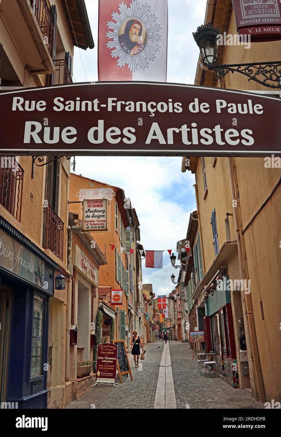 Rue des Artistes nella vecchia Fréjus - una delle strade artistiche laterali con gallerie e negozi della gente del posto - nel vecchio centro storico. VAR, Côte Azzurra Foto Stock