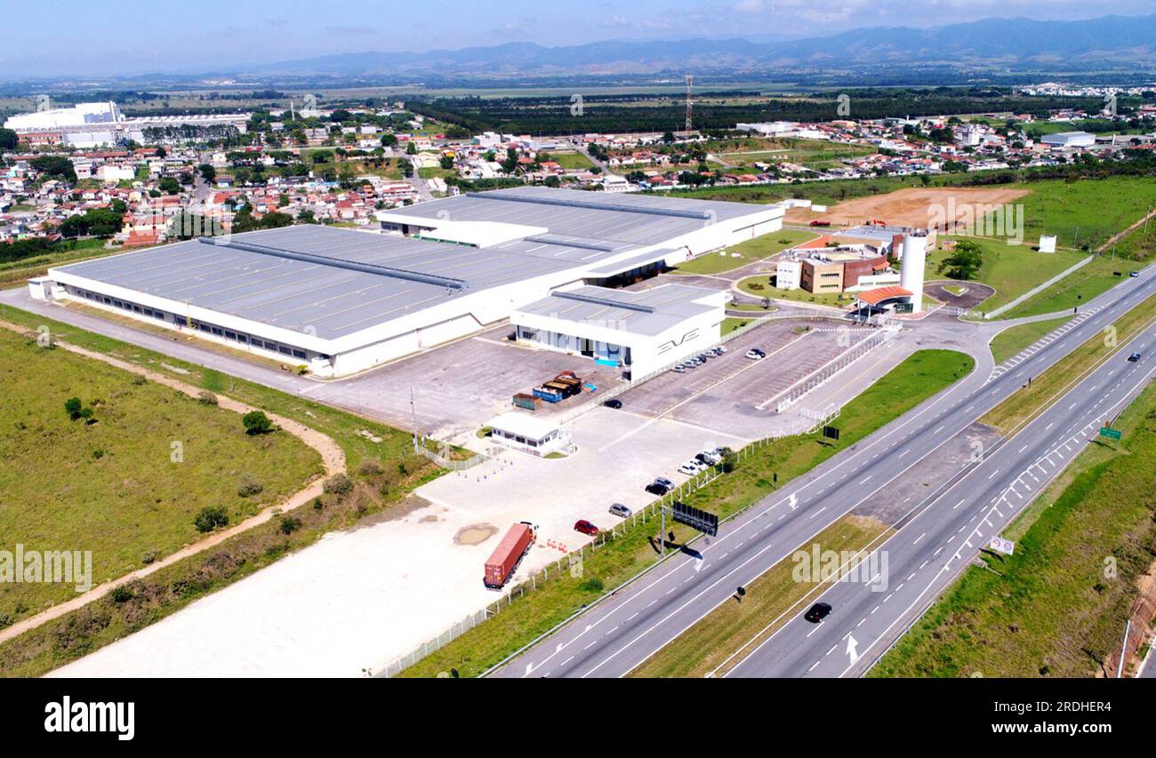 20 luglio 2023, San Paolo, Brasile: Eve Air Mobility ed Embraer hanno annunciato oggi che il primo impianto di produzione di aeromobili elettrici verticali per decollo e atterraggio (eVTOL) si svolgerà nella città di Taubate, nello stato di San Paolo, Brasile. Previa approvazione delle autorità finali, l'impianto di produzione sarà situato su una parte designata di terreno all'interno dell'unità esistente di Embraer nella città che sarà ampliata. Il costruttore di aerei brasiliano Embraer dice che sarà costruita una nuova fabbrica vicino a San Paolo per produrre taxi volanti elettrici che spera porterà in cielo dal 2026. L'airc Foto Stock