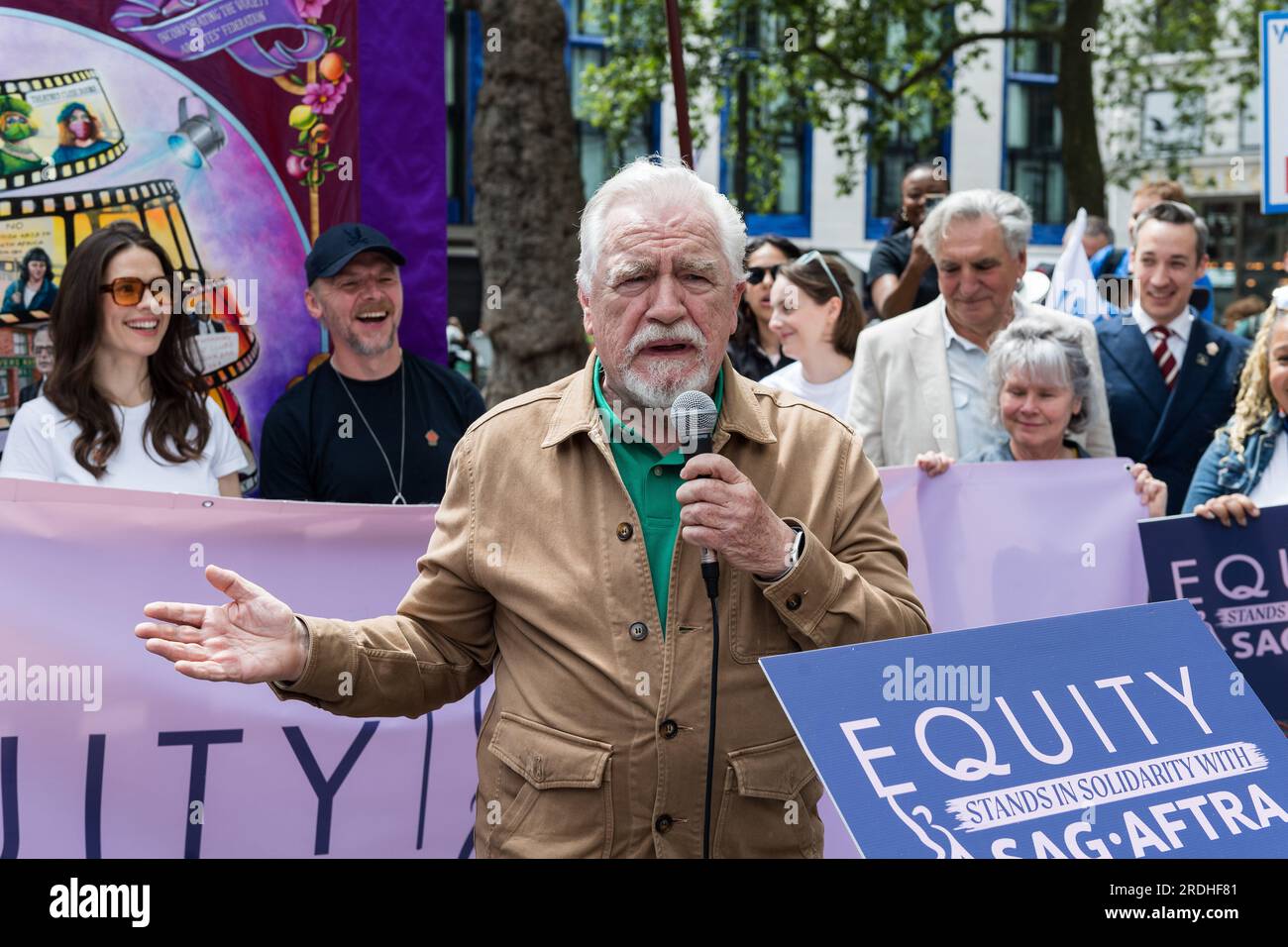 Londra, Regno Unito. 21 luglio 2023. L'attore Brian Cox si rivolge ai membri del sindacato dell'intrattenimento Equity e ai sostenitori durante una manifestazione a Leicester Square in solidarietà con gli attori statunitensi. La settimana scorsa è stato avviato un’importante azione industriale da parte della Screen Actors Guild – American Federation of Television and radio Artists (SAG-AFTRA), Che rappresenta circa 160.000 attori negli Stati Uniti, dopo che l’unione non ha negoziato nuovi contratti con l’Alliance of Motion Picture and Television Producers (AMPTP). Credito: Wiktor Szymanowicz/Alamy Live News Foto Stock