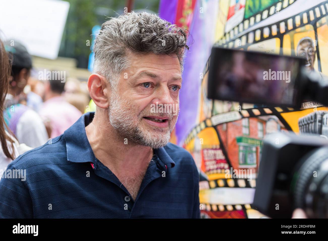 Londra, Regno Unito. 21 luglio 2023. L'attore Andy Serkis rilascia un'intervista mentre i membri del sindacato dell'intrattenimento Equity e Supporters organizzano un raduno a Leicester Square in solidarietà con gli attori statunitensi. La settimana scorsa è stato avviato un’importante azione industriale da parte della Screen Actors Guild – American Federation of Television and radio Artists (SAG-AFTRA), Che rappresenta circa 160.000 attori negli Stati Uniti, dopo che l’unione non ha negoziato nuovi contratti con l’Alliance of Motion Picture and Television Producers (AMPTP). Credito: Wiktor Szymanowicz/Alamy Live News Foto Stock