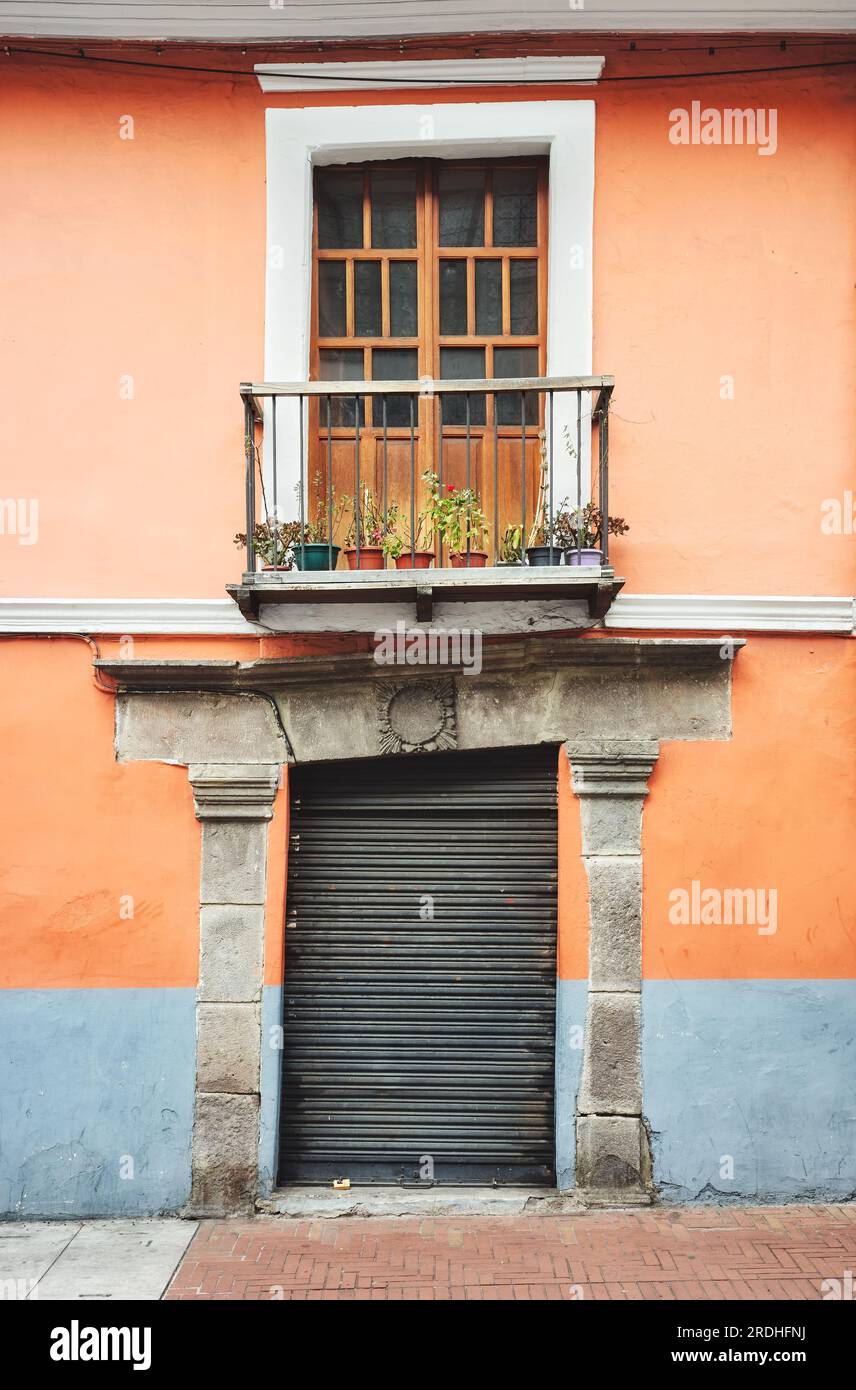 Vista della strada di un vecchio edificio, sfondo architettonico, Quito, Ecuador. Foto Stock