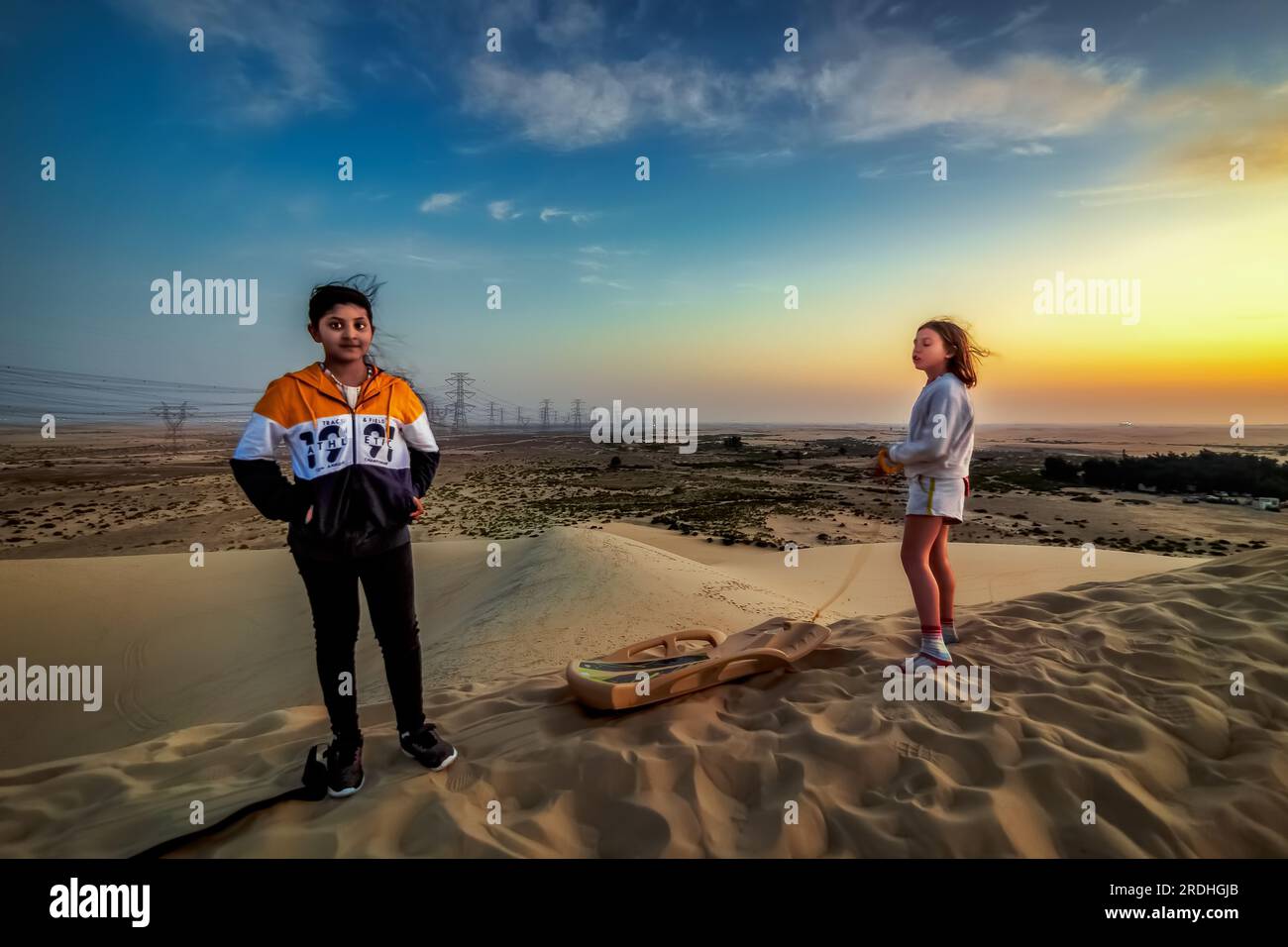 Due bambini che si godono lo splendido paesaggio del deserto ad al Hofuf, Arabia Saudita. Foto Stock