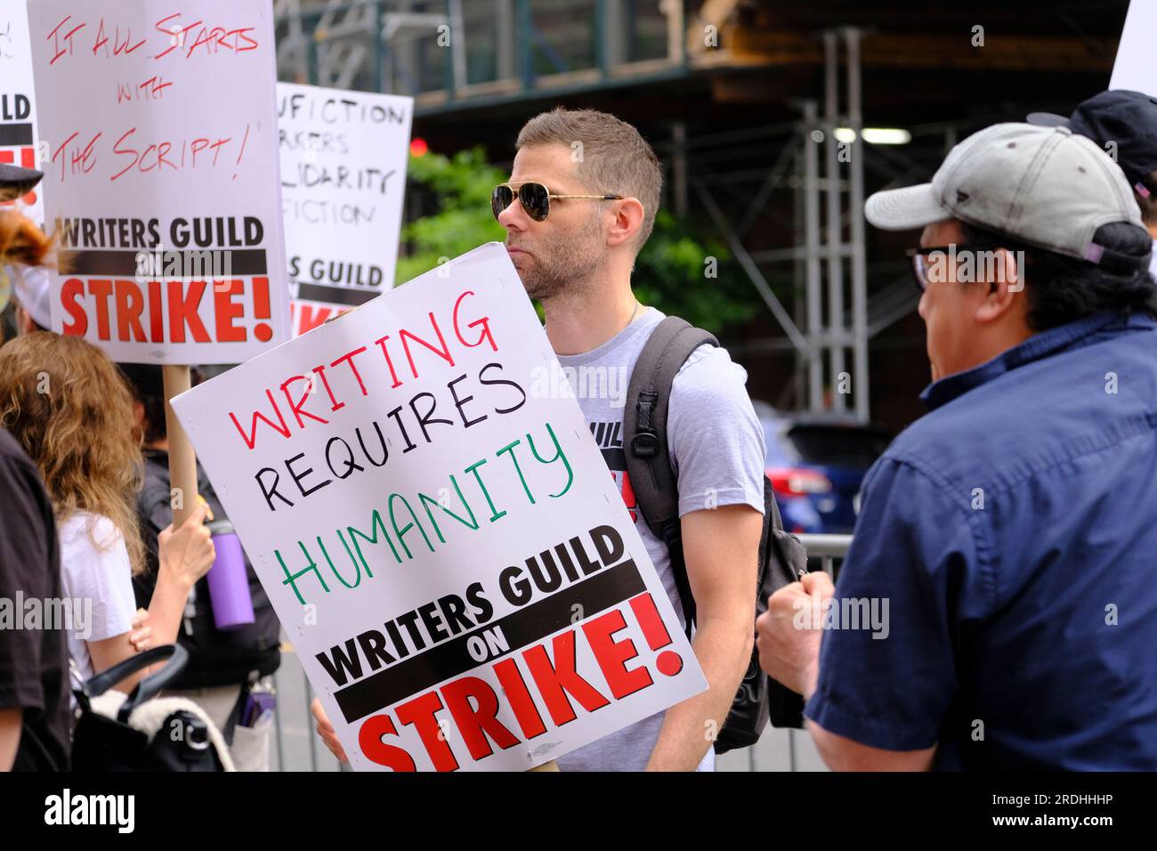 New York City, NY- 19 luglio giornata dell'attore Mikey al Writers Guilde Strike Credit: Katie Godowski/MediaPunch Foto Stock