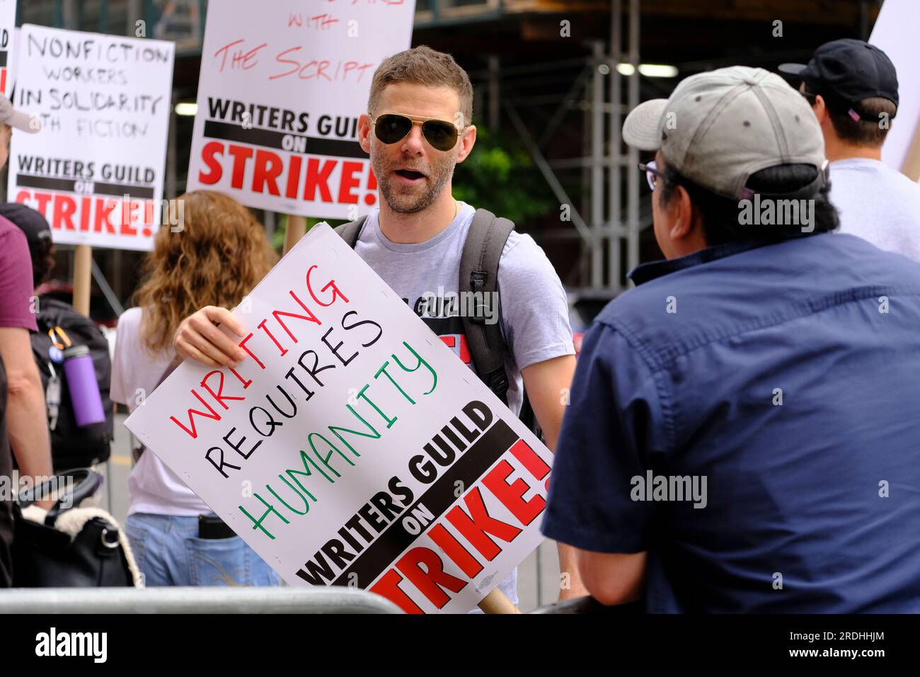 New York City, NY- 19 luglio giornata dell'attore Mikey al Writers Guilde Strike Credit: Katie Godowski/MediaPunch Foto Stock