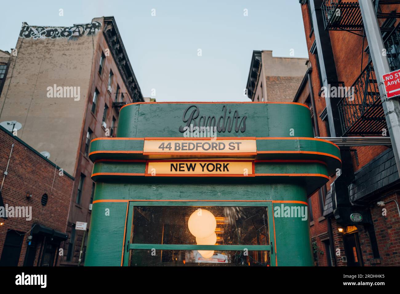 23 novembre 2022 - New York, USA: View of Bandits, un ristorante che serve hamburger e spuntini da bar in un ambiente retrò in Bedford Street a West Village, Manha Foto Stock