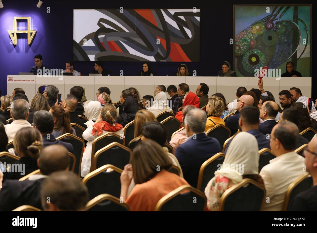 21 luglio 2023, Teheran, Iran: I partecipanti seguono la diciassettesima asta d'arte iraniana moderna e contemporanea di Teheran come un dipinto dell'artista iraniano Koorosh Shishegaran (C-TOP) e un'opera d'arte del famoso artista iraniano Monir Farmanfarmaian (L-TOP) sono visti al Parsian Azadi Hotel. Teheran Auction è stata lanciata nel 2012 come un'iniziativa indipendente e privata per introdurre l'arte iraniana che va da artisti iraniani affermati ed emergenti a collezionisti d'arte iraniani e a un pubblico globale. Essa mira a sostenere il mercato dell'arte nazionale come base fondamentale per il mercato internazionale. (Immagine di credito: © Rouzbeh foul Foto Stock