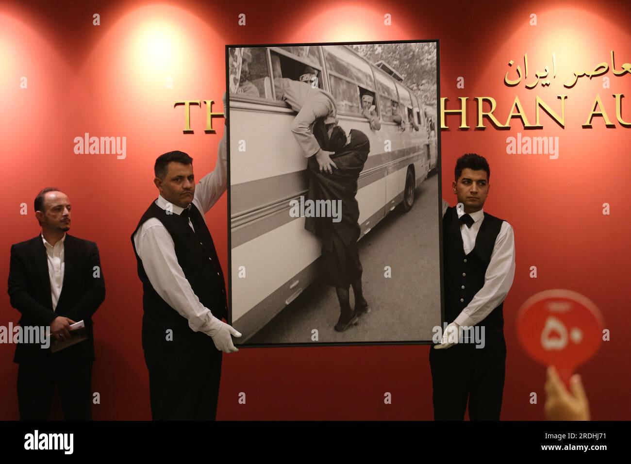 Teheran, Iran. 21 luglio 2023. I lavoratori delle aste iraniani hanno una fotografia del fotografo iraniano Saeed Sadeghi nella 17a asta di Arte iraniana moderna e contemporanea di Teheran presso il Parsian Azadi Hotel. Teheran Auction è stata lanciata nel 2012 come un'iniziativa indipendente e privata per introdurre l'arte iraniana che va da artisti iraniani affermati ed emergenti a collezionisti d'arte iraniani e a un pubblico globale. Essa mira a sostenere il mercato dell'arte nazionale come base fondamentale per il mercato internazionale. (Immagine di credito: © Rouzbeh Fouladi/ZUMA Press Wire) SOLO USO EDITORIALE! Non per USO commerciale! Foto Stock