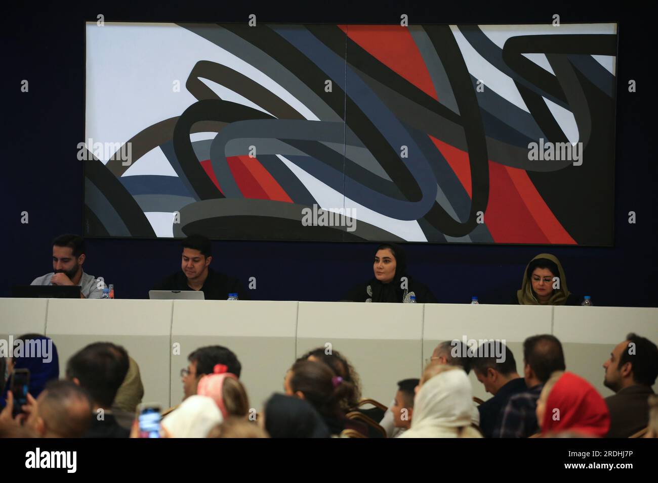 Teheran, Iran. 21 luglio 2023. I partecipanti seguono la diciassettesima asta d'arte iraniana moderna e contemporanea di Teheran mentre un dipinto dell'artista iraniano Koorosh Shishegaran è visto al Parsian Azadi Hotel. Teheran Auction è stata lanciata nel 2012 come un'iniziativa indipendente e privata per introdurre l'arte iraniana che va da artisti iraniani affermati ed emergenti a collezionisti d'arte iraniani e a un pubblico globale. Essa mira a sostenere il mercato dell'arte nazionale come base fondamentale per il mercato internazionale. (Immagine di credito: © Rouzbeh Fouladi/ZUMA Press Wire) SOLO USO EDITORIALE! Non per USO commerciale! Foto Stock