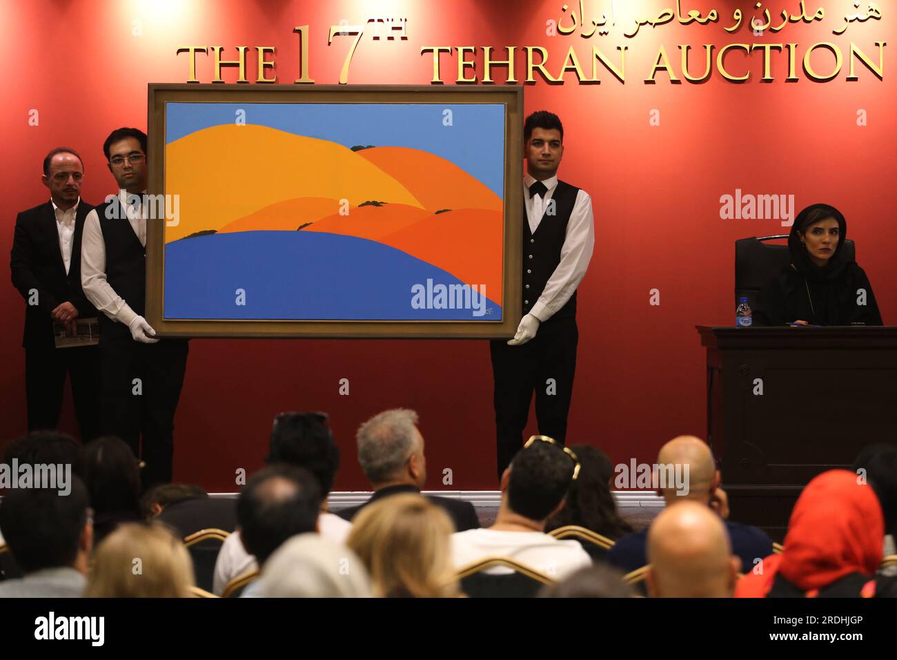 Teheran, Iran. 21 luglio 2023. I lavoratori delle aste iraniane tengono un dipinto dell'artista iraniano Jalal Shabahangi nella 17a asta d'Arte iraniana moderna e contemporanea di Teheran presso il Parsian Azadi Hotel. Teheran Auction è stata lanciata nel 2012 come un'iniziativa indipendente e privata per introdurre l'arte iraniana che va da artisti iraniani affermati ed emergenti a collezionisti d'arte iraniani e a un pubblico globale. Essa mira a sostenere il mercato dell'arte nazionale come base fondamentale per il mercato internazionale. (Immagine di credito: © Rouzbeh Fouladi/ZUMA Press Wire) SOLO USO EDITORIALE! Non per USO commerciale! Foto Stock