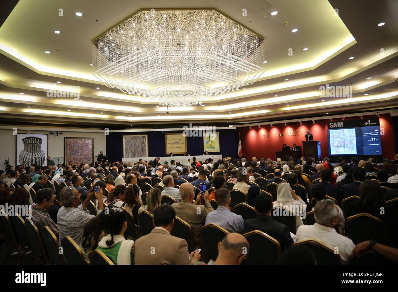Teheran, Iran. 21 luglio 2023. Una vista generale della sala della 17a asta di Arte iraniana moderna e contemporanea di Teheran presso l'Hotel Parsian Azadi. Teheran Auction è stata lanciata nel 2012 come un'iniziativa indipendente e privata per introdurre l'arte iraniana che va da artisti iraniani affermati ed emergenti a collezionisti d'arte iraniani e a un pubblico globale. Essa mira a sostenere il mercato dell'arte nazionale come base fondamentale per il mercato internazionale. (Immagine di credito: © Rouzbeh Fouladi/ZUMA Press Wire) SOLO USO EDITORIALE! Non per USO commerciale! Foto Stock
