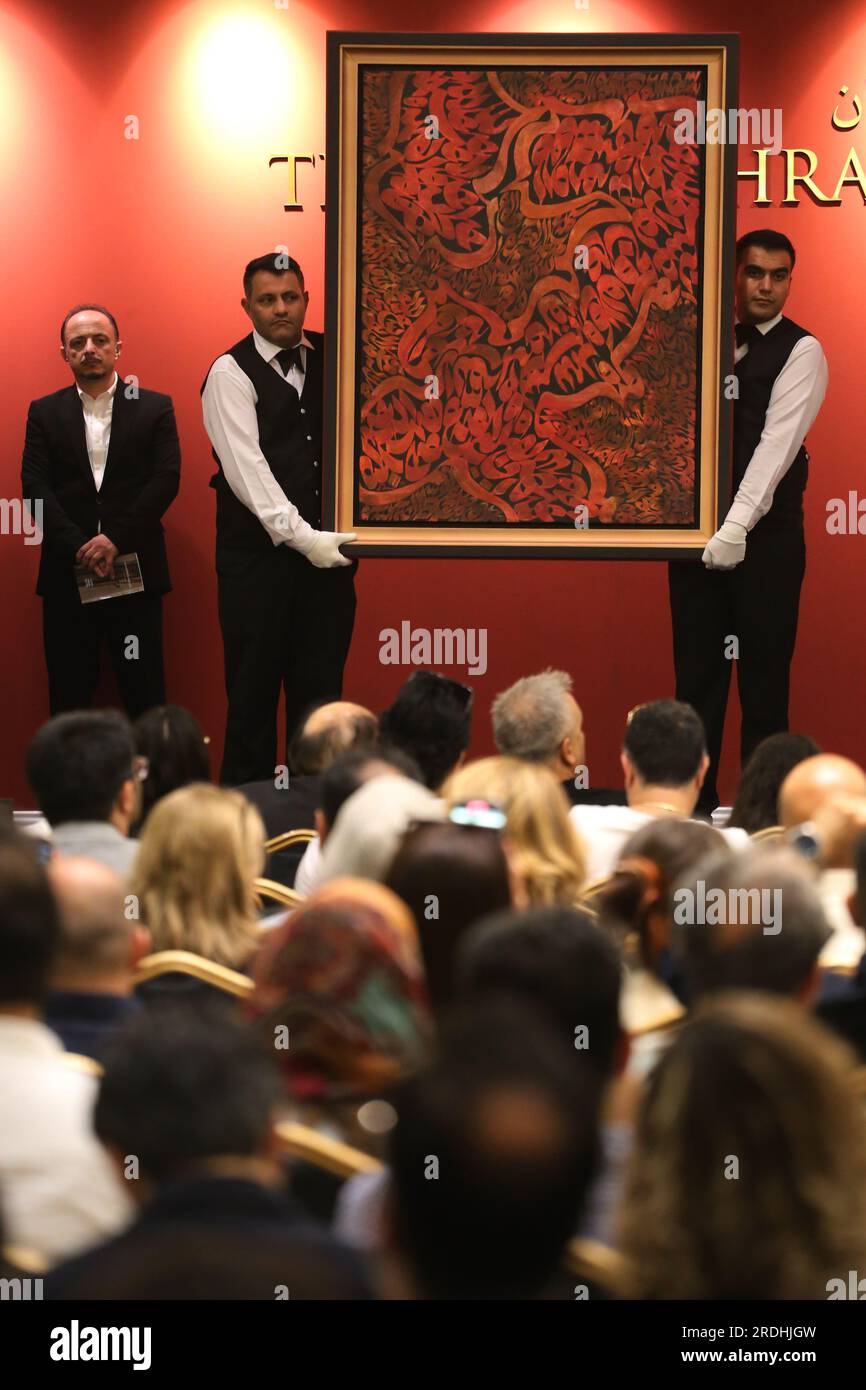 Teheran, Iran. 21 luglio 2023. I lavoratori delle aste iraniane tengono un dipinto del famoso artista iraniano Hossein Zenderoudi nella 17a asta di arte iraniana moderna e contemporanea di Teheran presso il Parsian Azadi Hotel. Teheran Auction è stata lanciata nel 2012 come un'iniziativa indipendente e privata per introdurre l'arte iraniana che va da artisti iraniani affermati ed emergenti a collezionisti d'arte iraniani e a un pubblico globale. Essa mira a sostenere il mercato dell'arte nazionale come base fondamentale per il mercato internazionale. (Immagine di credito: © Rouzbeh Fouladi/ZUMA Press Wire) SOLO USO EDITORIALE! Non per USO commerciale! Foto Stock