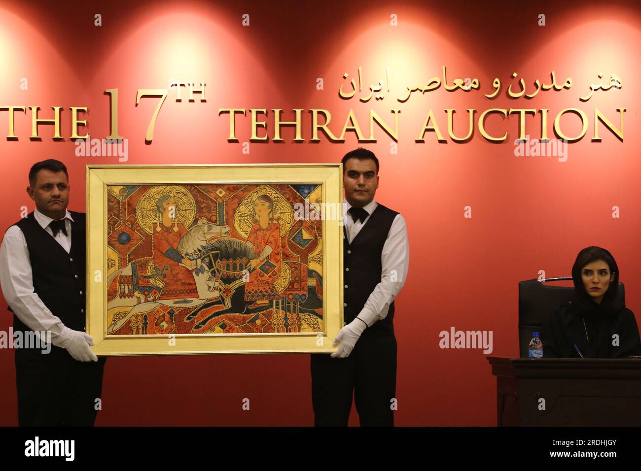 Teheran, Iran. 21 luglio 2023. I lavoratori delle aste iraniane tengono un dipinto del defunto artista iraniano Sadegh Tabrizi nella 17a asta d'Arte iraniana moderna e contemporanea di Teheran presso il Parsian Azadi Hotel. Teheran Auction è stata lanciata nel 2012 come un'iniziativa indipendente e privata per introdurre l'arte iraniana che va da artisti iraniani affermati ed emergenti a collezionisti d'arte iraniani e a un pubblico globale. Essa mira a sostenere il mercato dell'arte nazionale come base fondamentale per il mercato internazionale. (Immagine di credito: © Rouzbeh Fouladi/ZUMA Press Wire) SOLO USO EDITORIALE! Non per USO commerciale! Foto Stock