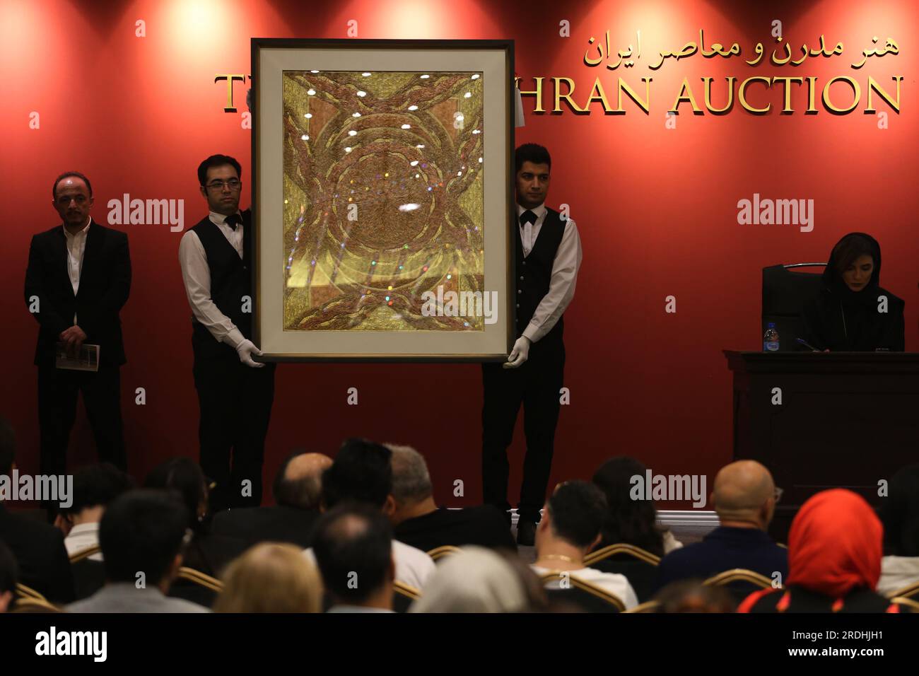 Teheran, Iran. 21 luglio 2023. I lavoratori delle aste iraniane tengono un dipinto dell'artista iraniana Shahla Habibi nella 17a asta d'Arte iraniana moderna e contemporanea di Teheran presso il Parsian Azadi Hotel. Teheran Auction è stata lanciata nel 2012 come un'iniziativa indipendente e privata per introdurre l'arte iraniana che va da artisti iraniani affermati ed emergenti a collezionisti d'arte iraniani e a un pubblico globale. Essa mira a sostenere il mercato dell'arte nazionale come base fondamentale per il mercato internazionale. (Immagine di credito: © Rouzbeh Fouladi/ZUMA Press Wire) SOLO USO EDITORIALE! Non per USO commerciale! Foto Stock