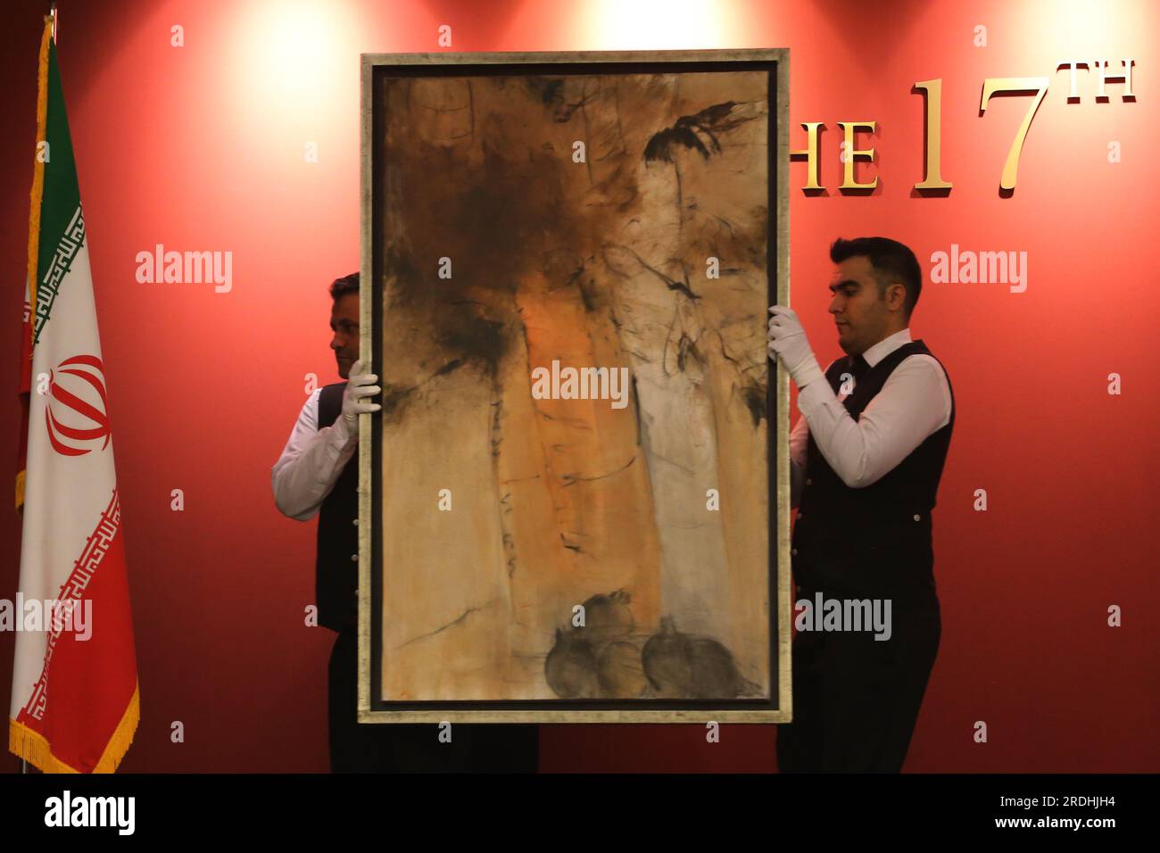 Teheran, Iran. 21 luglio 2023. Gli operai delle aste iraniane tengono un dipinto del famoso artista iraniano Farideh Lashai nella 17a asta d'arte iraniana moderna e contemporanea di Teheran presso il Parsian Azadi Hotel. Teheran Auction è stata lanciata nel 2012 come un'iniziativa indipendente e privata per introdurre l'arte iraniana che va da artisti iraniani affermati ed emergenti a collezionisti d'arte iraniani e a un pubblico globale. Essa mira a sostenere il mercato dell'arte nazionale come base fondamentale per il mercato internazionale. (Immagine di credito: © Rouzbeh Fouladi/ZUMA Press Wire) SOLO USO EDITORIALE! Non per USO commerciale! Foto Stock