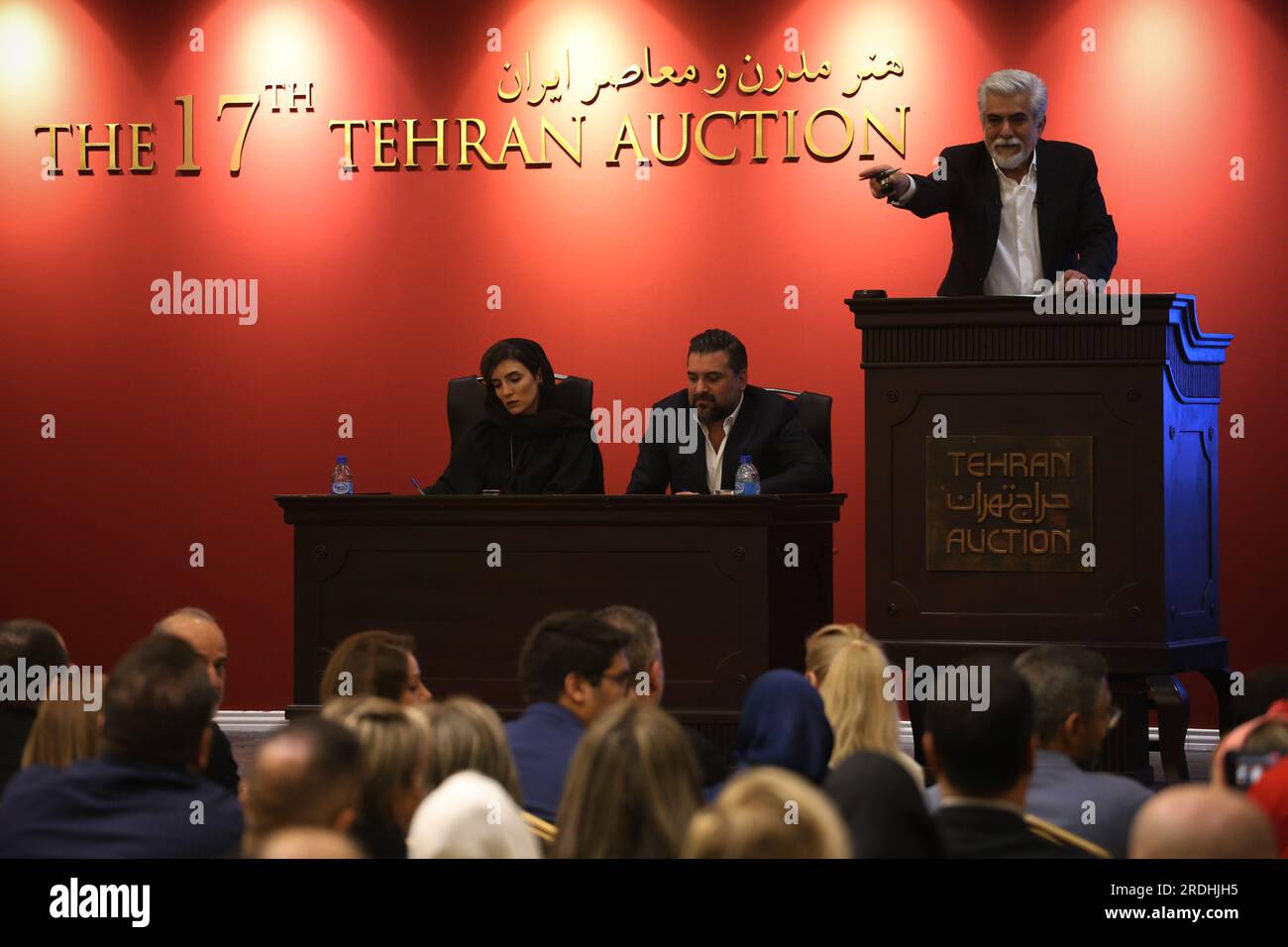 Teheran, Iran. 21 luglio 2023. I partecipanti seguono la diciassettesima asta d'arte iraniana moderna e contemporanea di Teheran mentre il banditore d'asta, Hossein Pakdel (R), è visto al Parsian Azadi Hotel. Teheran Auction è stata lanciata nel 2012 come un'iniziativa indipendente e privata per introdurre l'arte iraniana che va da artisti iraniani affermati ed emergenti a collezionisti d'arte iraniani e a un pubblico globale. Essa mira a sostenere il mercato dell'arte nazionale come base fondamentale per il mercato internazionale. (Immagine di credito: © Rouzbeh Fouladi/ZUMA Press Wire) SOLO USO EDITORIALE! Non per USO commerciale! Foto Stock