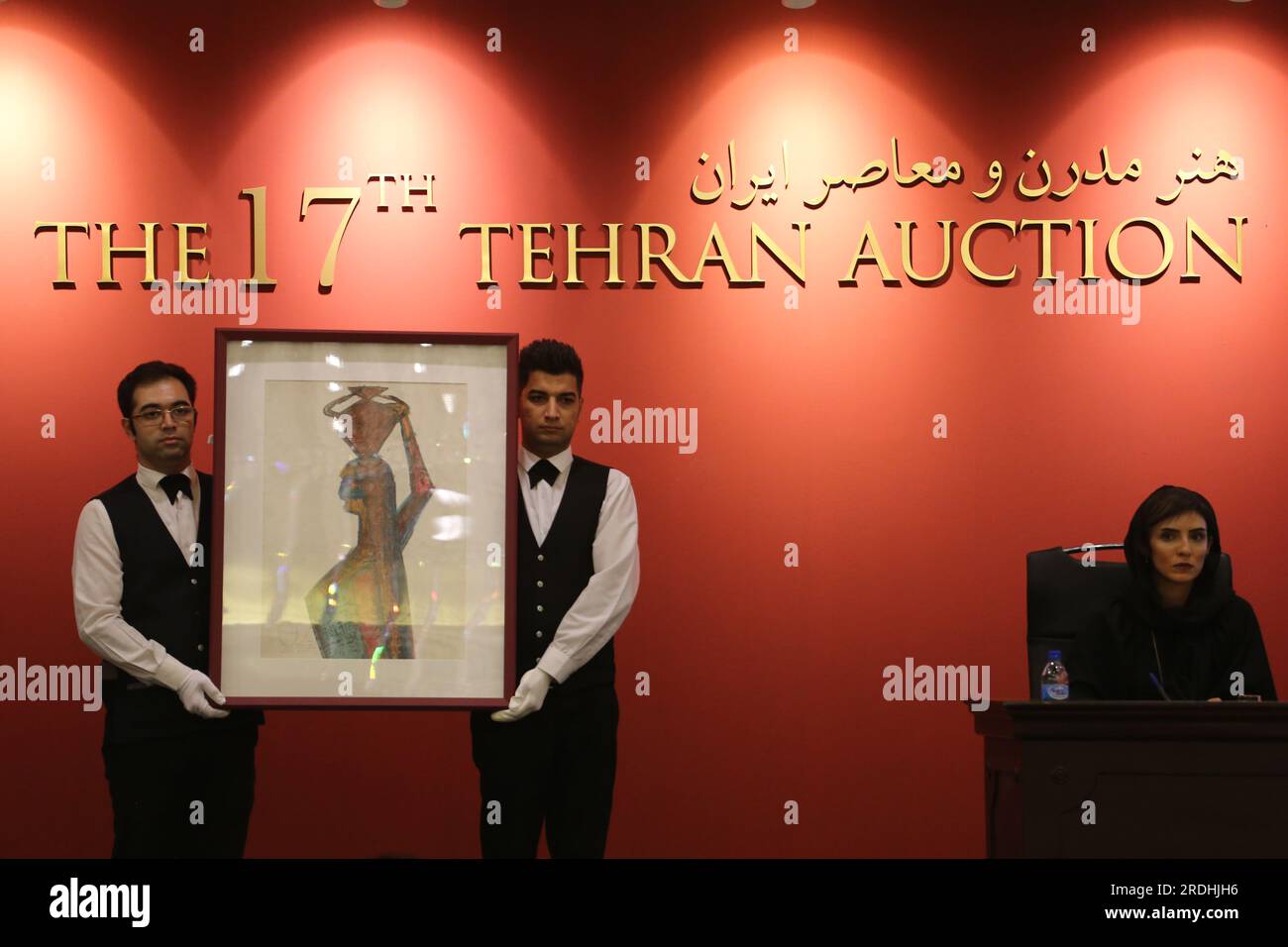 Teheran, Iran. 21 luglio 2023. I lavoratori delle aste iraniane tengono un dipinto del compianto artista iraniano Houshang Pezeshknia nella 17a asta di Arte iraniana moderna e contemporanea a Teheran presso il Parsian Azadi Hotel. Teheran Auction è stata lanciata nel 2012 come un'iniziativa indipendente e privata per introdurre l'arte iraniana che va da artisti iraniani affermati ed emergenti a collezionisti d'arte iraniani e a un pubblico globale. Essa mira a sostenere il mercato dell'arte nazionale come base fondamentale per il mercato internazionale. (Immagine di credito: © Rouzbeh Fouladi/ZUMA Press Wire) SOLO USO EDITORIALE! Non per USO commerciale! Foto Stock