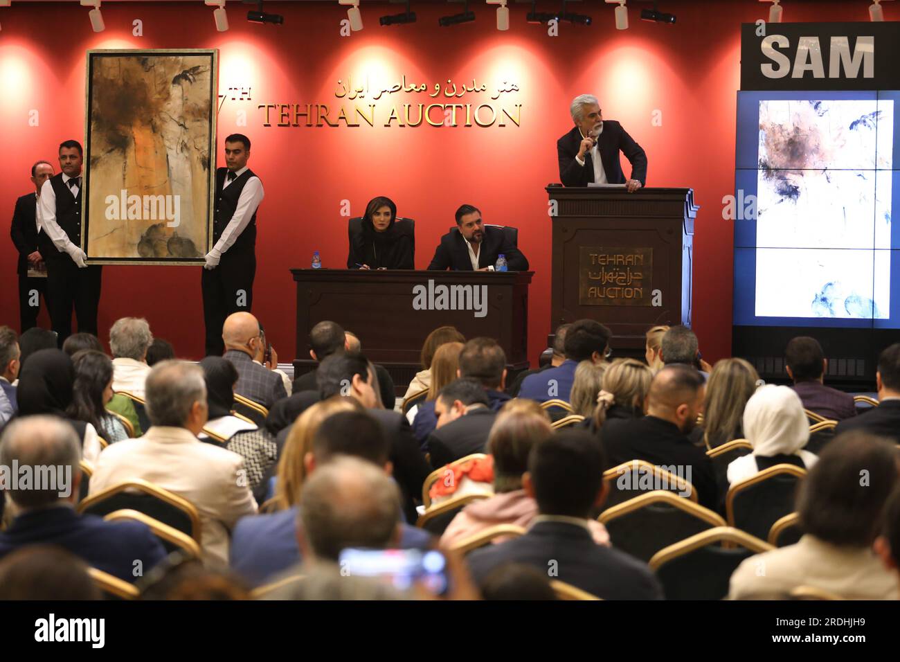 Teheran, Iran. 21 luglio 2023. Gli operai delle aste iraniane tengono un dipinto del famoso artista iraniano Farideh Lashai nella 17a asta d'arte iraniana moderna e contemporanea di Teheran presso il Parsian Azadi Hotel. Teheran Auction è stata lanciata nel 2012 come un'iniziativa indipendente e privata per introdurre l'arte iraniana che va da artisti iraniani affermati ed emergenti a collezionisti d'arte iraniani e a un pubblico globale. Essa mira a sostenere il mercato dell'arte nazionale come base fondamentale per il mercato internazionale. (Immagine di credito: © Rouzbeh Fouladi/ZUMA Press Wire) SOLO USO EDITORIALE! Non per USO commerciale! Foto Stock