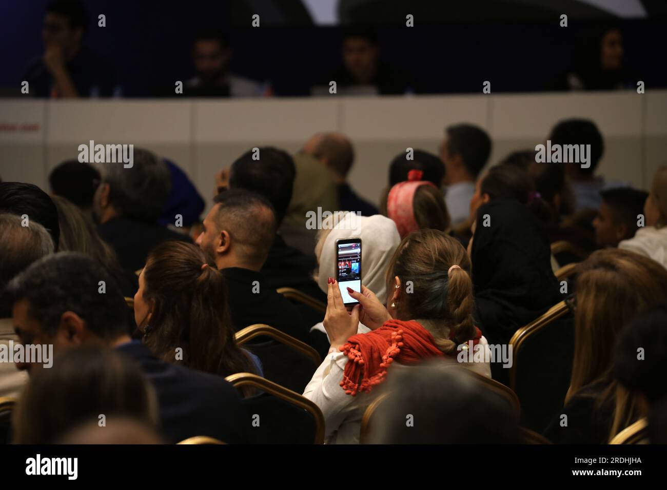 Teheran, Iran. 21 luglio 2023. Una donna iraniana scatta una foto della diciassettesima asta d'arte iraniana moderna e contemporanea di Teheran al Parsian Azadi Hotel. Teheran Auction è stata lanciata nel 2012 come un'iniziativa indipendente e privata per introdurre l'arte iraniana che va da artisti iraniani affermati ed emergenti a collezionisti d'arte iraniani e a un pubblico globale. Essa mira a sostenere il mercato dell'arte nazionale come base fondamentale per il mercato internazionale. (Immagine di credito: © Rouzbeh Fouladi/ZUMA Press Wire) SOLO USO EDITORIALE! Non per USO commerciale! Foto Stock