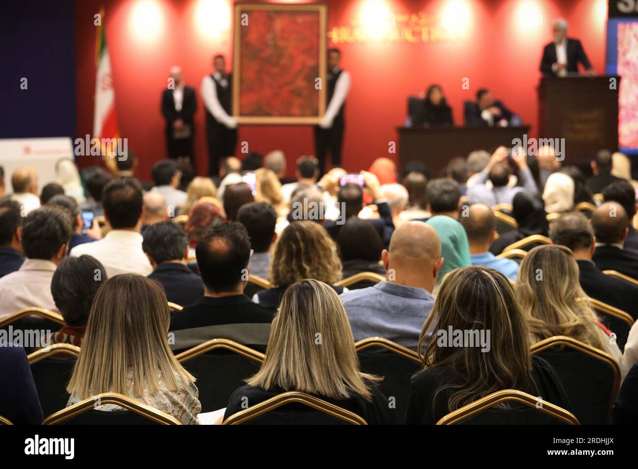 Teheran, Iran. 21 luglio 2023. I partecipanti seguiranno la 17a asta di arte iraniana moderna e contemporanea di Teheran presso il Parsian Azadi Hotel. Teheran Auction è stata lanciata nel 2012 come un'iniziativa indipendente e privata per introdurre l'arte iraniana che va da artisti iraniani affermati ed emergenti a collezionisti d'arte iraniani e a un pubblico globale. Essa mira a sostenere il mercato dell'arte nazionale come base fondamentale per il mercato internazionale. (Immagine di credito: © Rouzbeh Fouladi/ZUMA Press Wire) SOLO USO EDITORIALE! Non per USO commerciale! Foto Stock