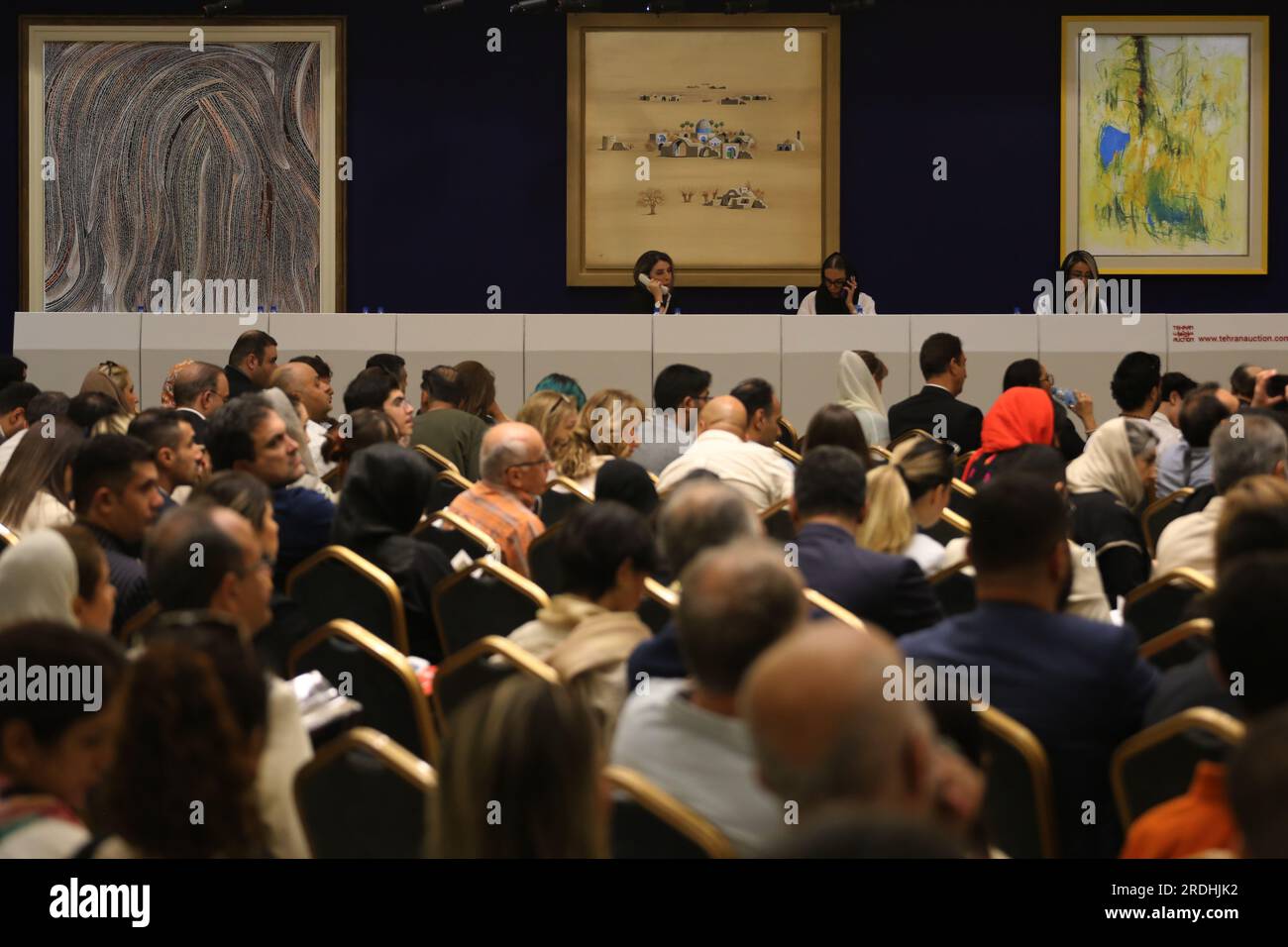21 luglio 2023, Teheran, Iran: I partecipanti seguono la diciassettesima asta d'arte iraniana moderna e contemporanea di Teheran come un dipinto del famoso artista iraniano Parviz Kalantari (C-TOP) è visto al Parsian Azadi Hotel. Teheran Auction è stata lanciata nel 2012 come un'iniziativa indipendente e privata per introdurre l'arte iraniana che va da artisti iraniani affermati ed emergenti a collezionisti d'arte iraniani e a un pubblico globale. Essa mira a sostenere il mercato dell'arte nazionale come base fondamentale per il mercato internazionale. (Immagine di credito: © Rouzbeh Fouladi/ZUMA Press Wire) SOLO USO EDITORIALE! Non per il settore commerciale Foto Stock