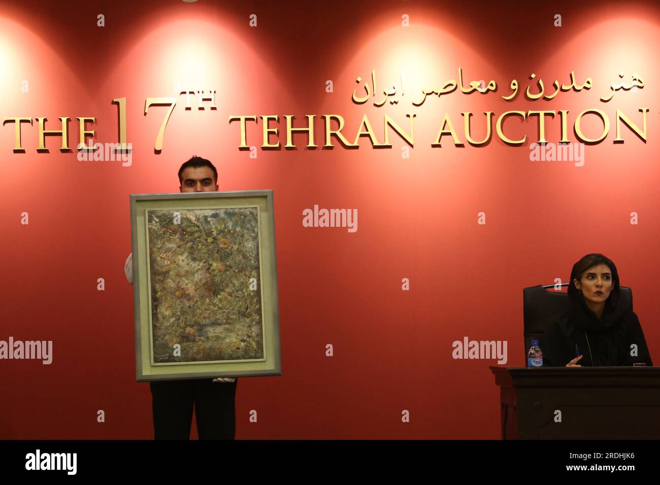 Teheran, Iran. 21 luglio 2023. I lavoratori delle aste iraniane tengono un dipinto del compianto artista iraniano Jamshid Samavatian nella 17a asta d'Arte iraniana moderna e contemporanea di Teheran presso il Parsian Azadi Hotel. Teheran Auction è stata lanciata nel 2012 come un'iniziativa indipendente e privata per introdurre l'arte iraniana che va da artisti iraniani affermati ed emergenti a collezionisti d'arte iraniani e a un pubblico globale. Essa mira a sostenere il mercato dell'arte nazionale come base fondamentale per il mercato internazionale. (Immagine di credito: © Rouzbeh Fouladi/ZUMA Press Wire) SOLO USO EDITORIALE! Non per USO commerciale! Foto Stock
