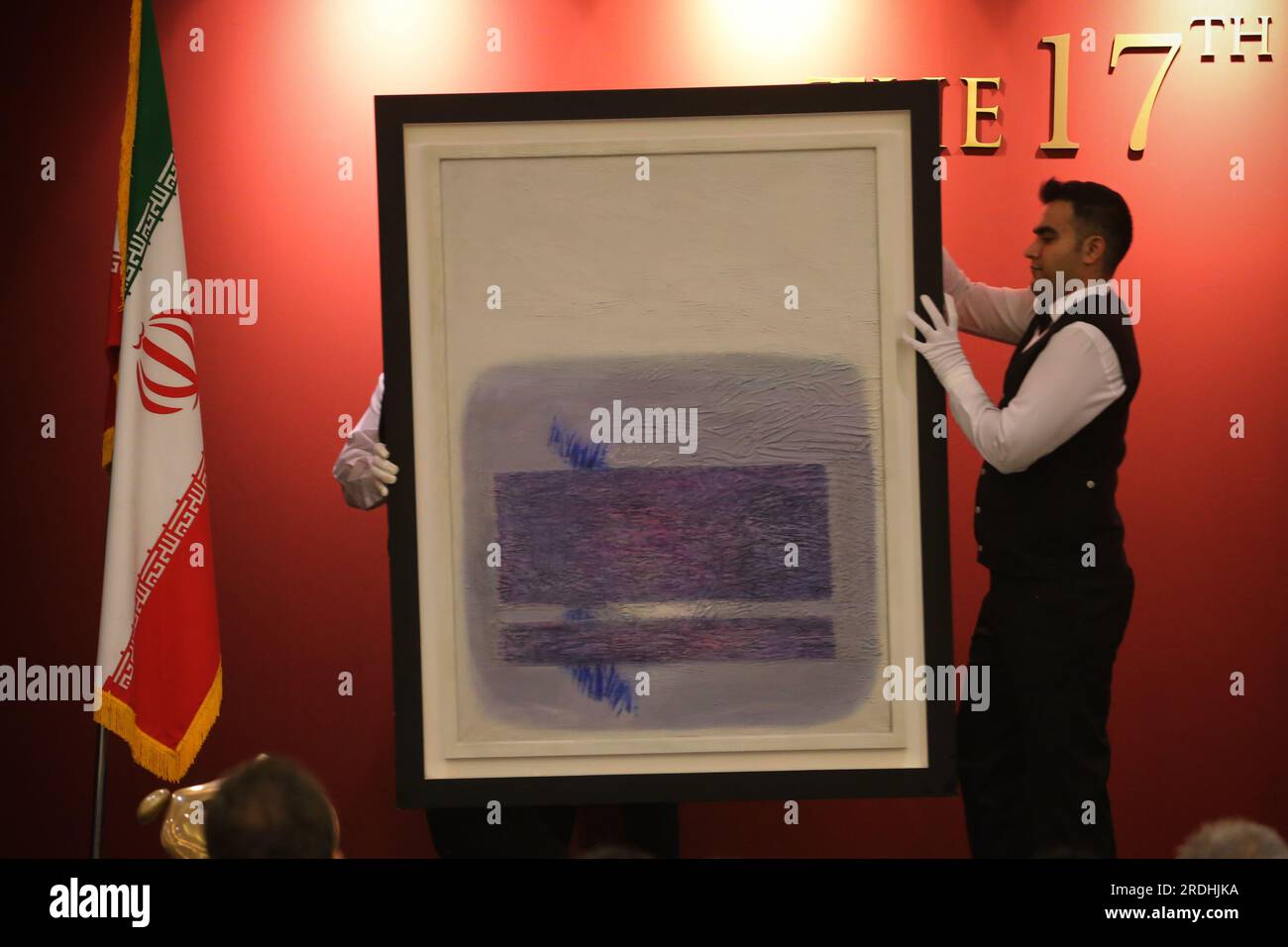 Teheran, Iran. 21 luglio 2023. I lavoratori delle aste iraniane tengono un dipinto del defunto artista iraniano Hossein Kazemi nella 17a asta d'arte iraniana moderna e contemporanea di Teheran presso il Parsian Azadi Hotel. Teheran Auction è stata lanciata nel 2012 come un'iniziativa indipendente e privata per introdurre l'arte iraniana che va da artisti iraniani affermati ed emergenti a collezionisti d'arte iraniani e a un pubblico globale. Essa mira a sostenere il mercato dell'arte nazionale come base fondamentale per il mercato internazionale. (Immagine di credito: © Rouzbeh Fouladi/ZUMA Press Wire) SOLO USO EDITORIALE! Non per USO commerciale! Foto Stock
