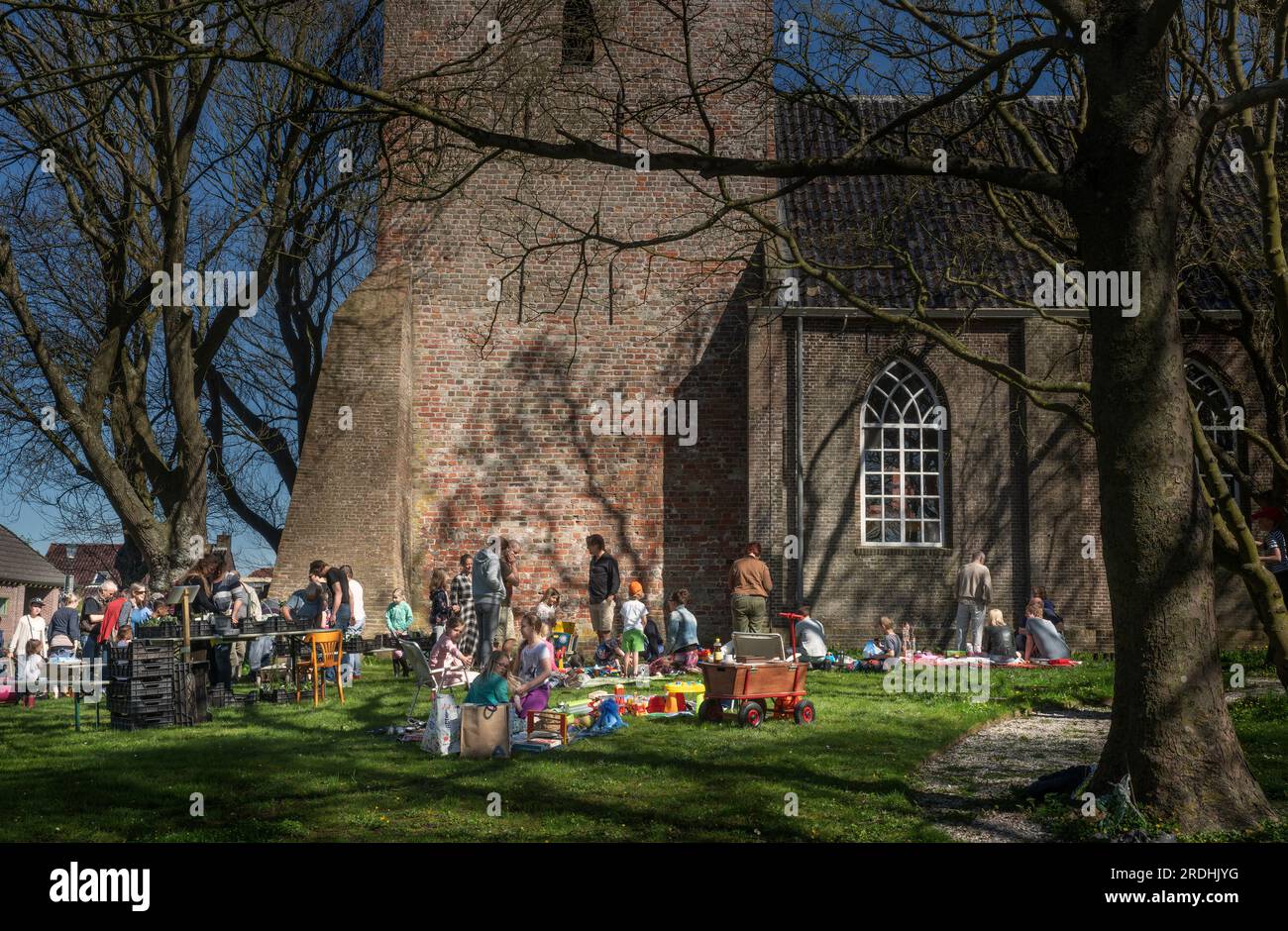 Un'intima folla al mercato delle pulci nella chiesa di Hornhuizen. Foto Stock