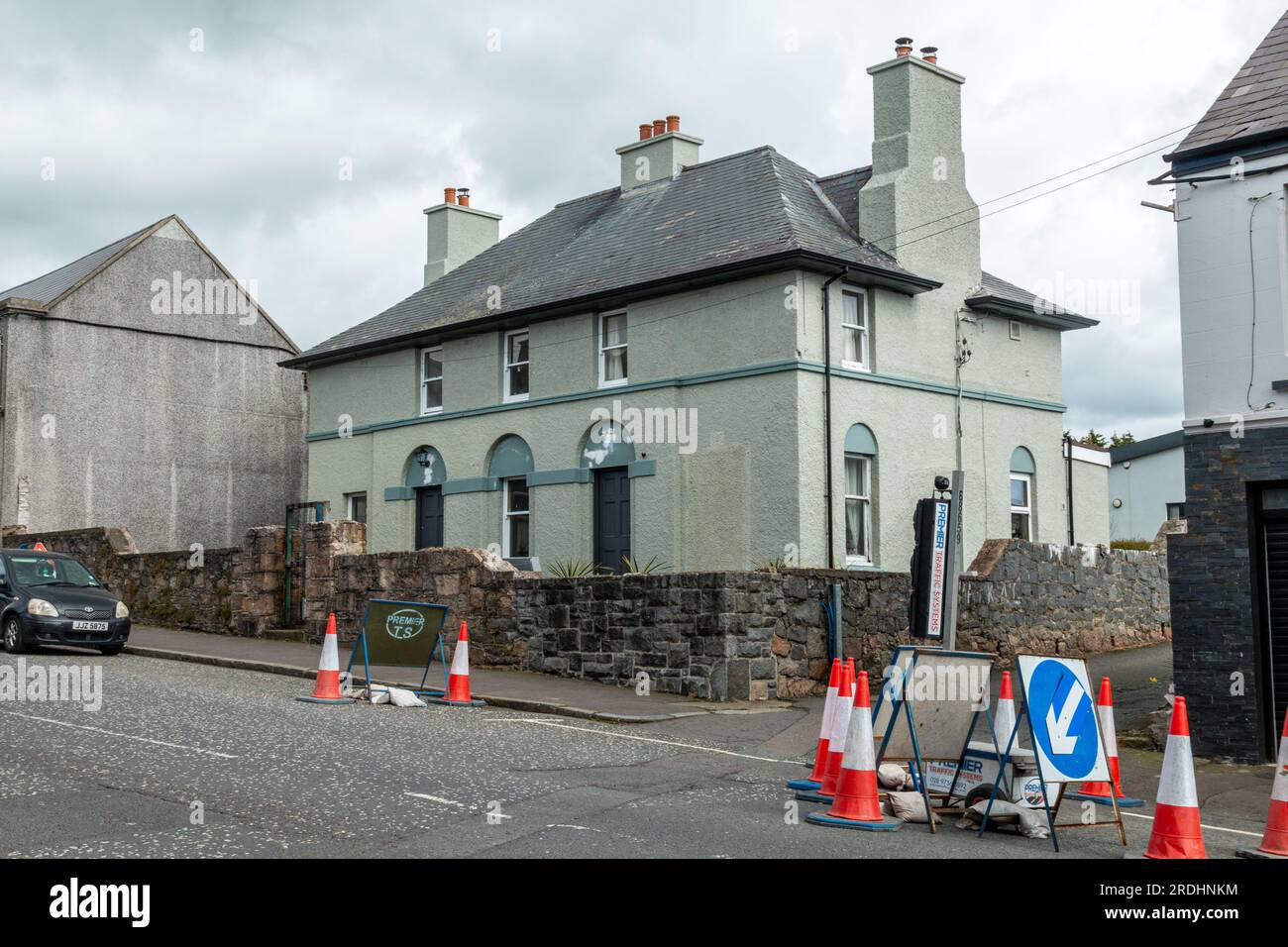 Una casa residenziale che era la stazione di polizia RUC a Rathfriland, contea di Down, Irlanda del Nord, Regno Unito Foto Stock