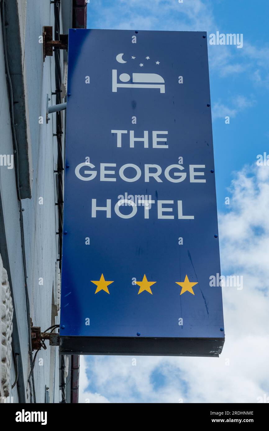 L'insegna per il George hotel a Rathfriland, Co. Down, Irlanda del Nord, Regno Unito Foto Stock
