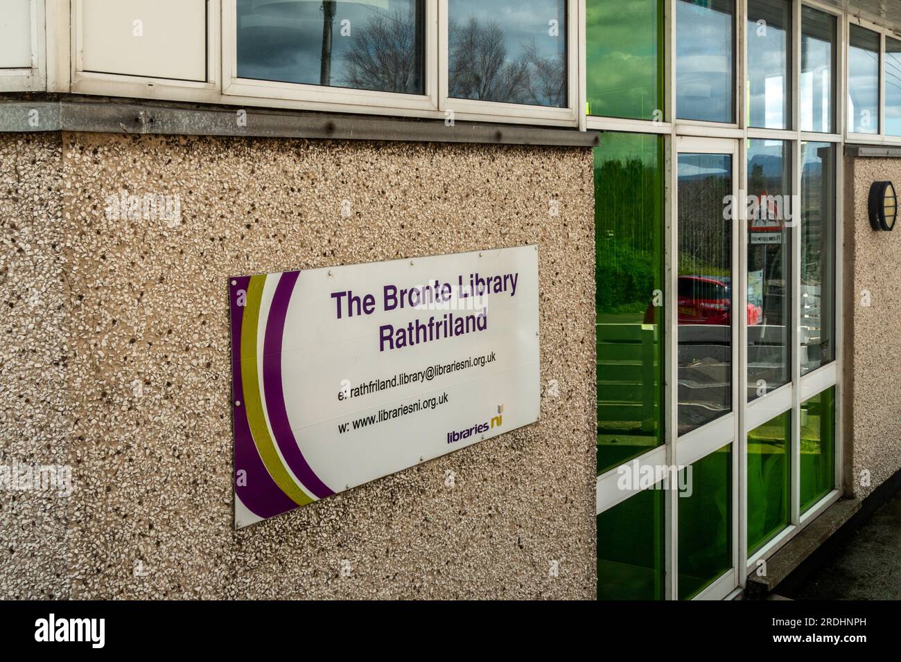 Una vista esterna della biblioteca pubblica Bronte a Rathfriland, Co. Down, Irlanda del Nord, Regno Unito Foto Stock