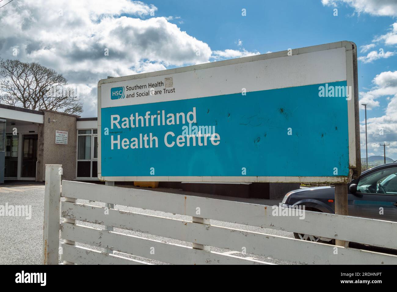 L'insegna presso il Rathfriland Health Centre, gestito dall'NHS HSC Southern Health and Social Care Trust. Co Giù, Irlanda del Nord Foto Stock