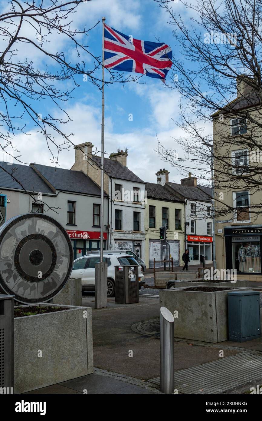 Una bandiera union Jack vola a Church Square, Rathfriland, Regno Unito Foto Stock