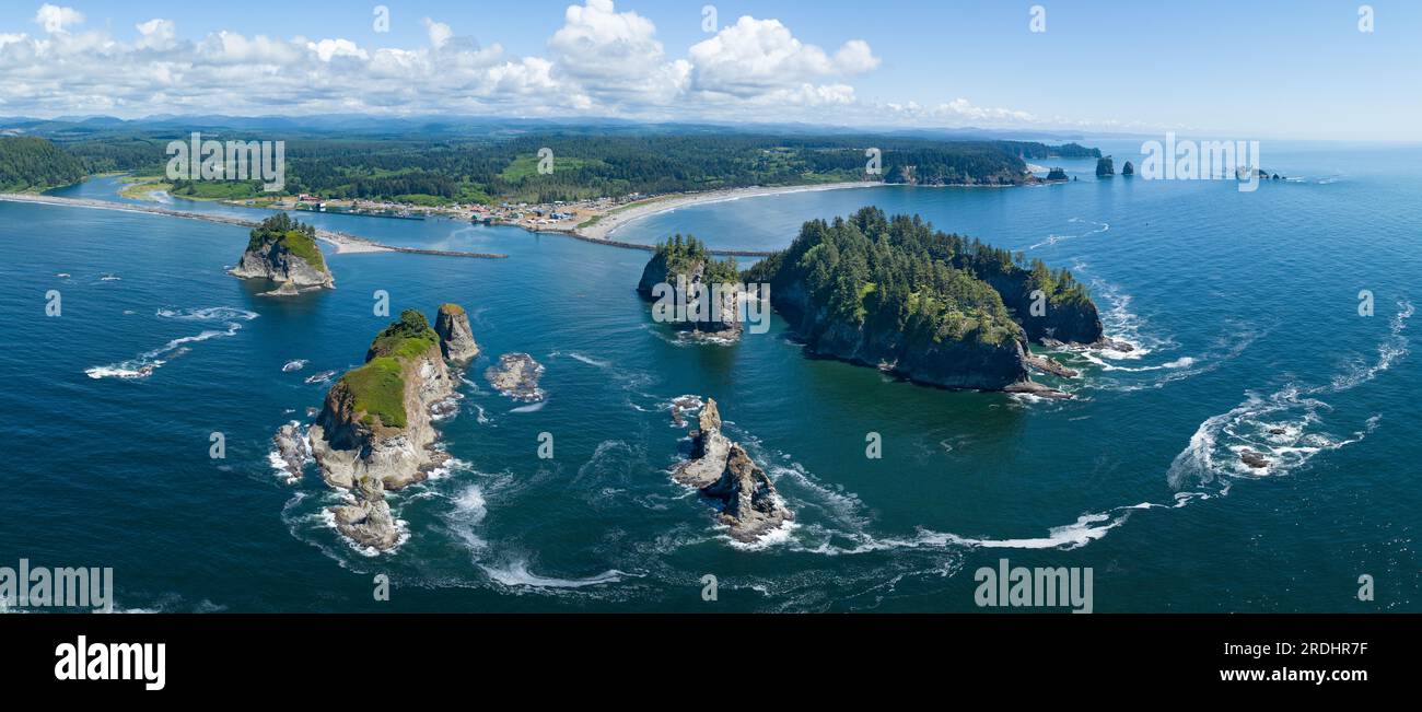 Le rocce marine si trovano a ridosso della scenografica Rialto Beach nell'Olympic National Park, Washington. Questa zona si trova alla foce del fiume Quillayute. Foto Stock