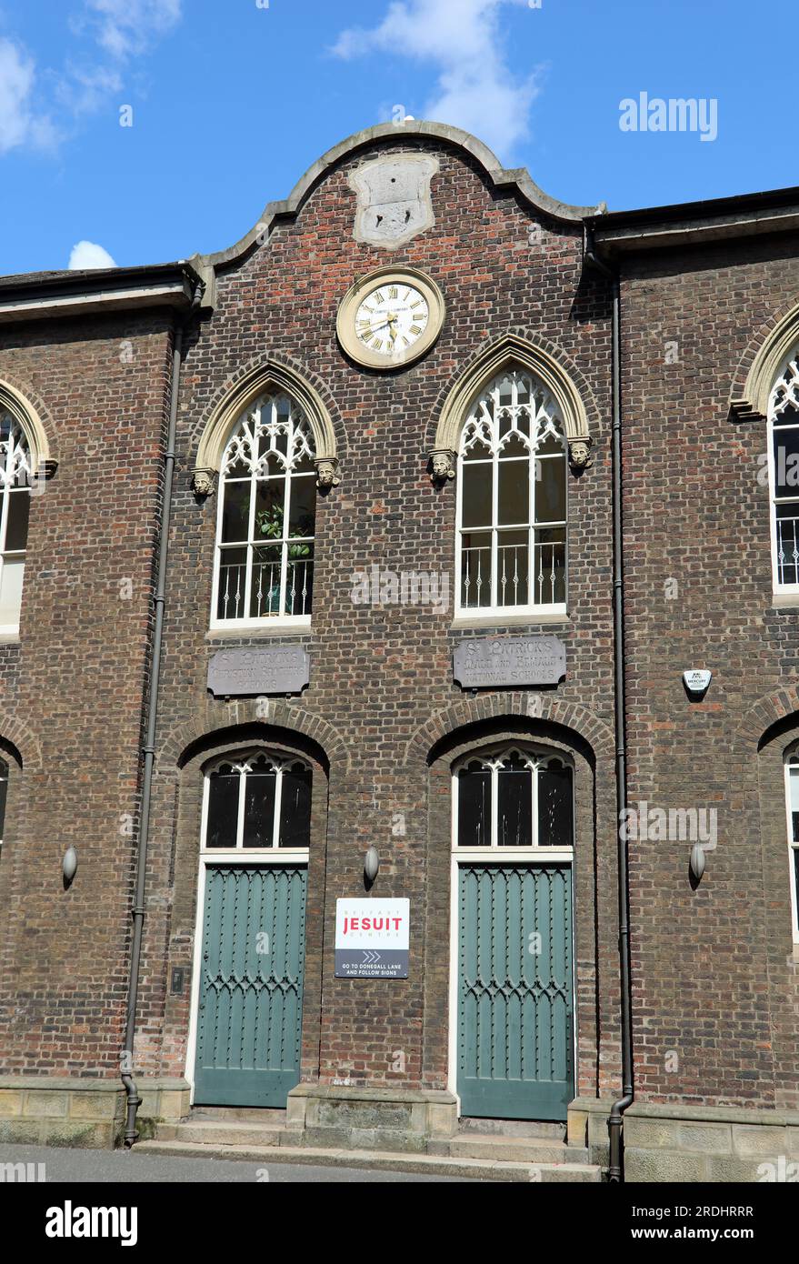 Cartello del Belfast Jesuit Centre sullo storico edificio scolastico in Donegall Street a Belfast Foto Stock