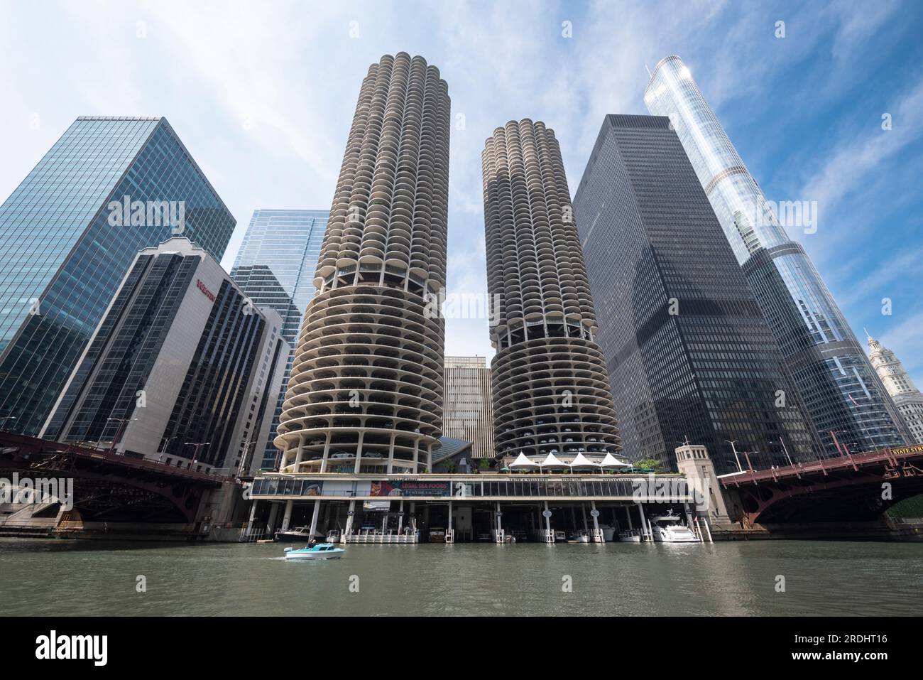 Famose torri gemelle di Bertrand Goldberg di Marina City lungo il fiume a Chicago, Illinois Foto Stock