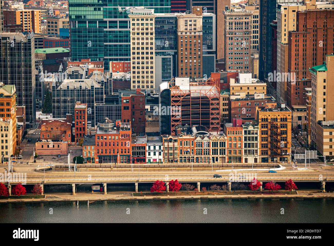 Edifici della città vecchia su Fort Pitt Boulevard di fronte ai moderni grattacieli di Pittsburgh, Pennsylvania Foto Stock