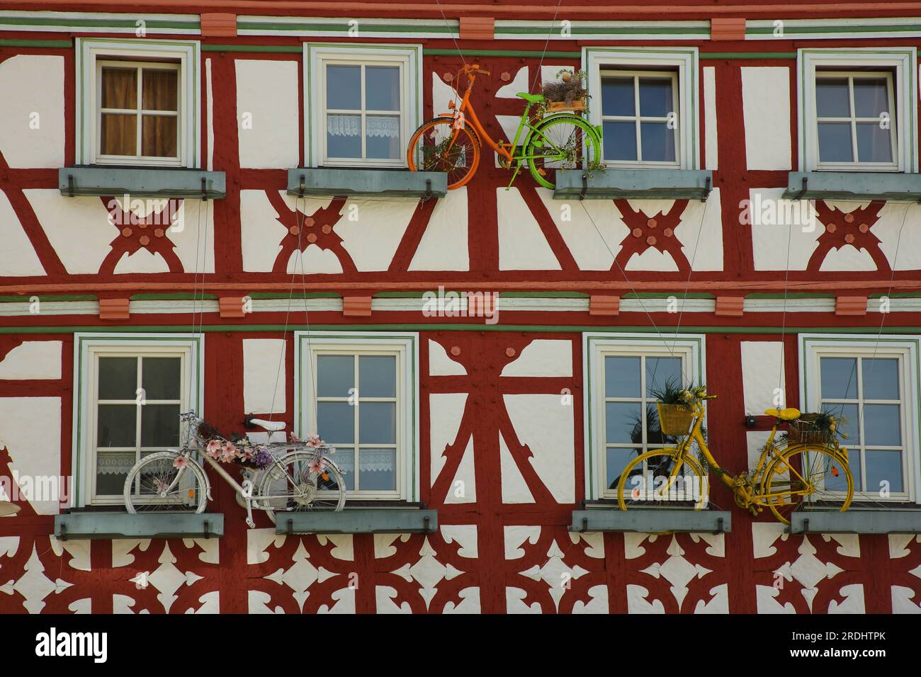 Parete della casa in legno con decorazioni floreali e biciclette come decorazione, piazza del mercato, Meiningen, Turingia, Germania Foto Stock