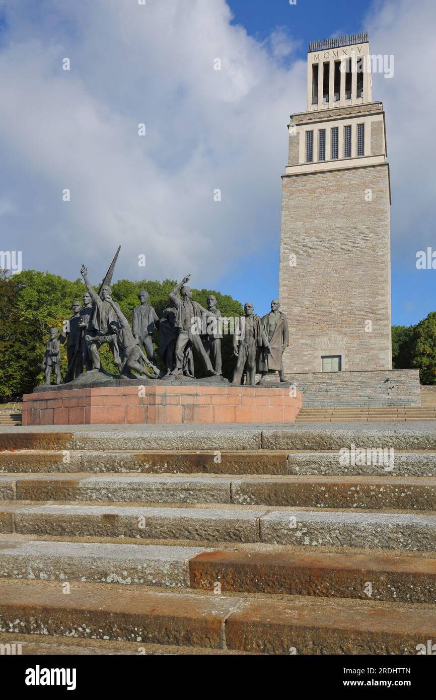 Gruppo di figure di Fritz Cremer con campanile, memoriale ai tempi nazisti e campi di concentramento, sculture, Buchenwald Memorial, Weimar, Turingia, Foto Stock