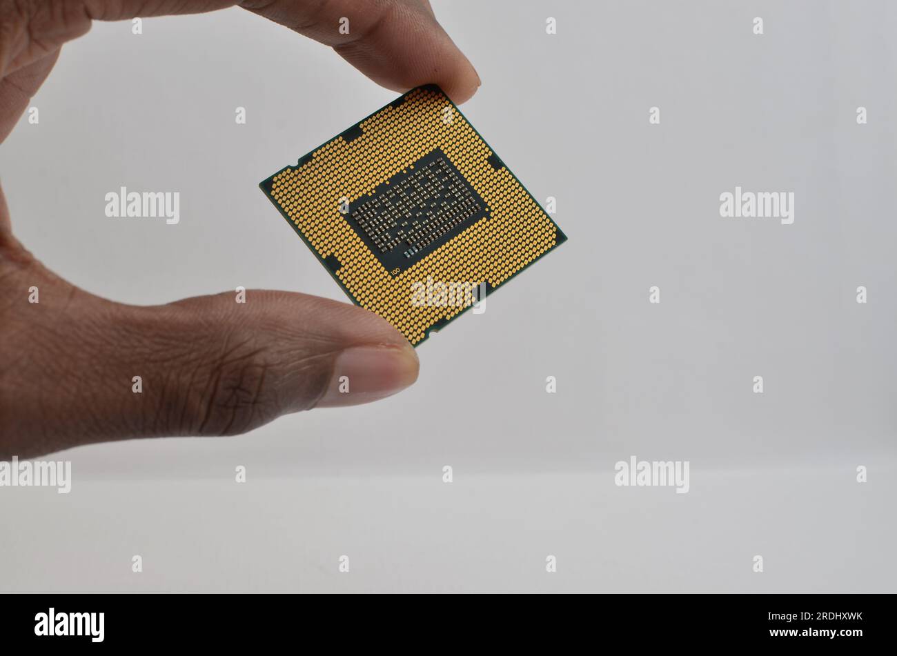 Innovazione a portata di mano: Primo piano di un processore per computer, che rappresenta il progresso tecnologico. Foto Stock