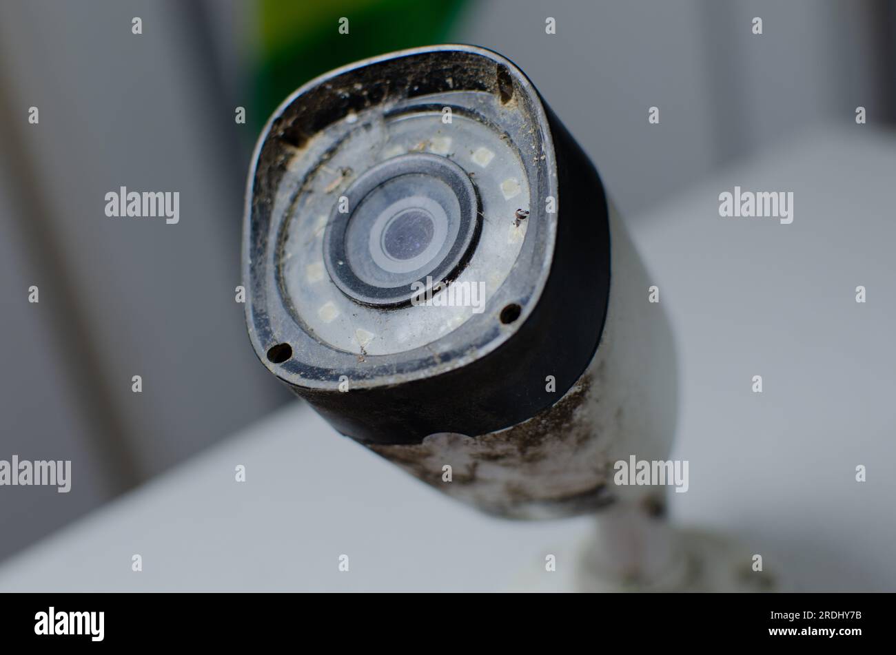 Primo piano di una vecchia telecamera di sicurezza mal mantenuta, che rappresenta l'importanza della manutenzione preventiva e degli aggiornamenti delle apparecchiature. Foto Stock