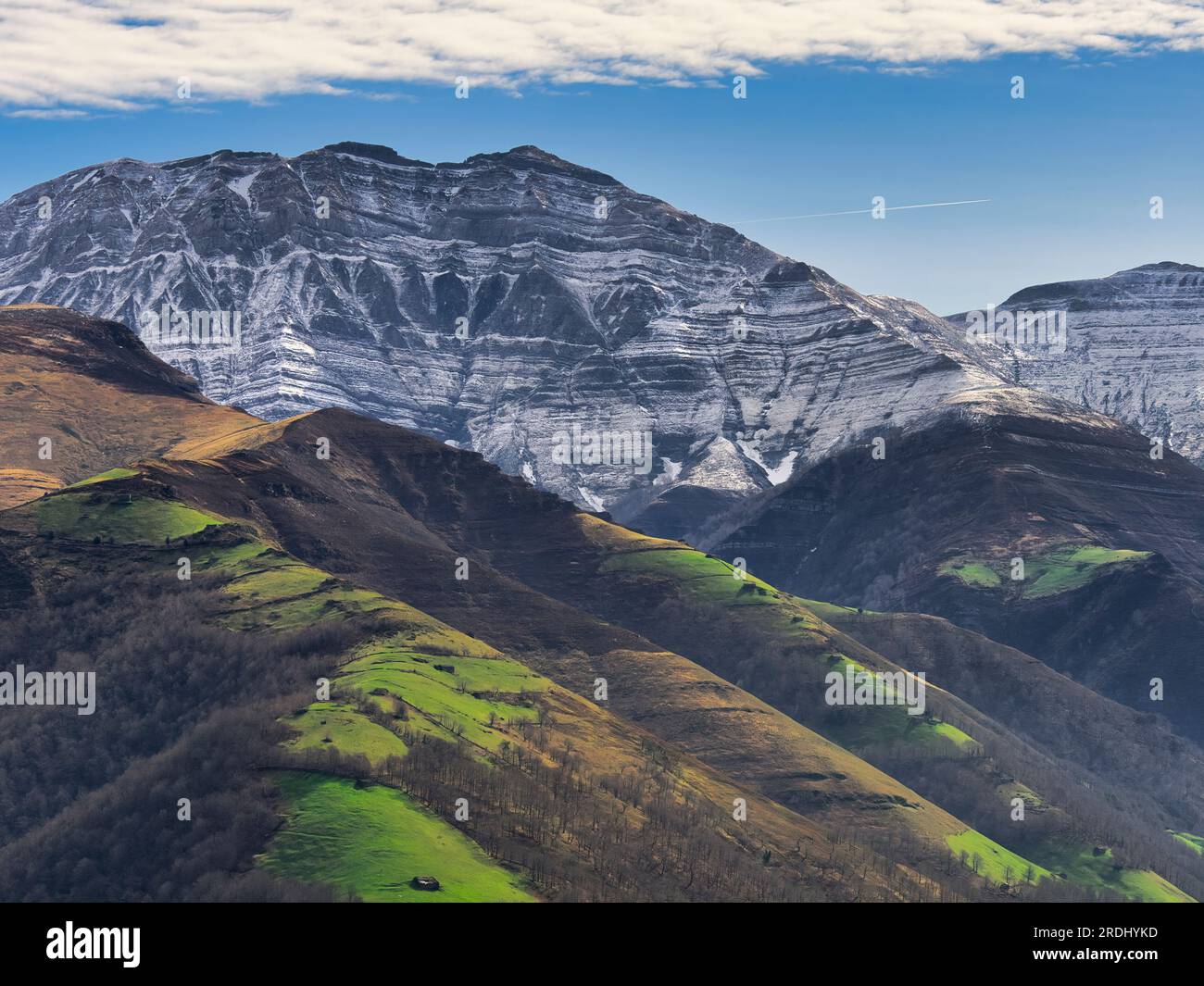 Castro Valnera, con i suoi 1718 m. di altitudine, è la montagna più alta della regione di Valles Pasiegos in Cantabria. Un paesaggio selvaggio e maestoso. Foto Stock